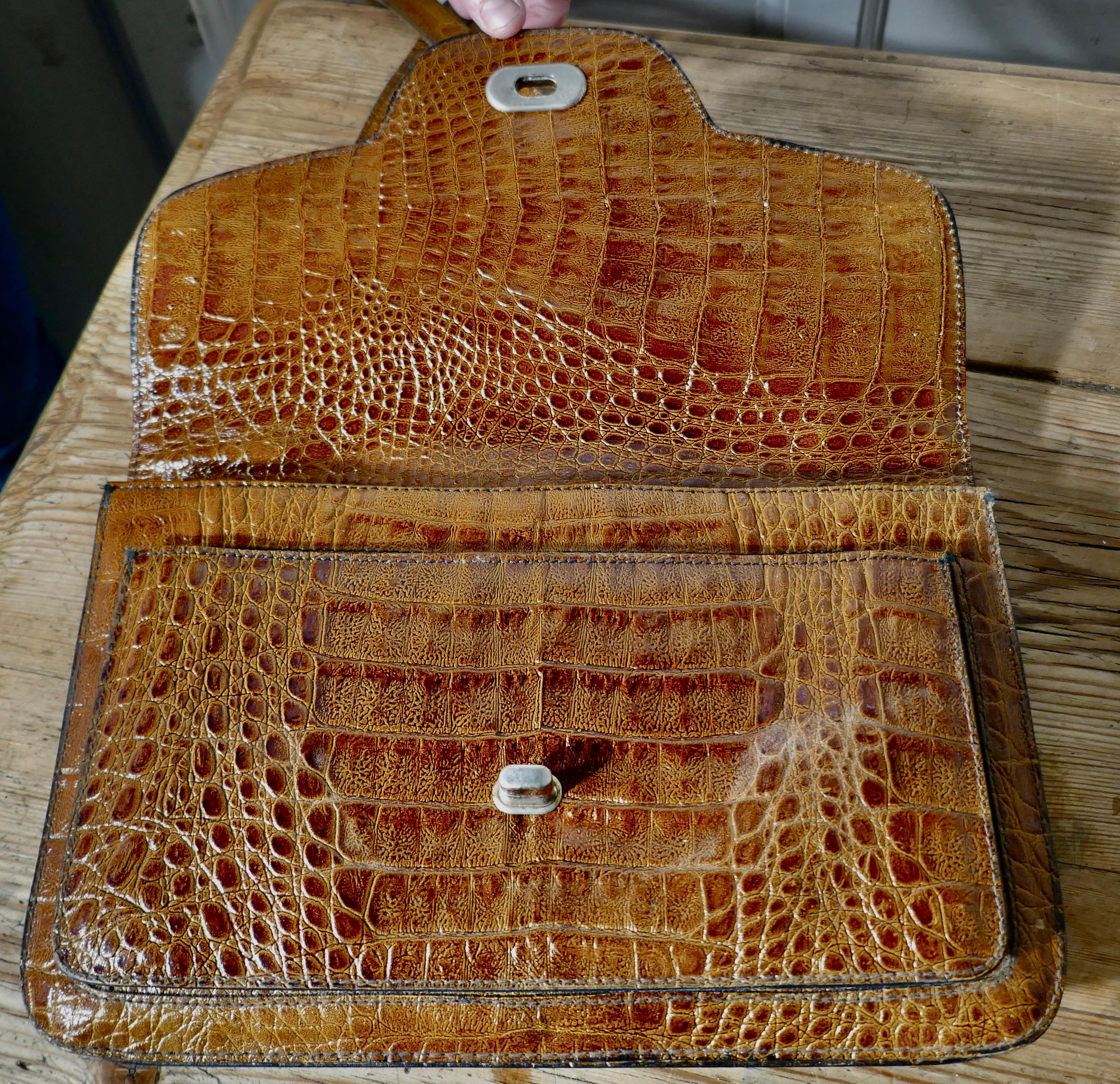 1960s Vintage Tan Crocodile Hand/Shoulder Bag In Good Condition For Sale In Chillerton, Isle of Wight