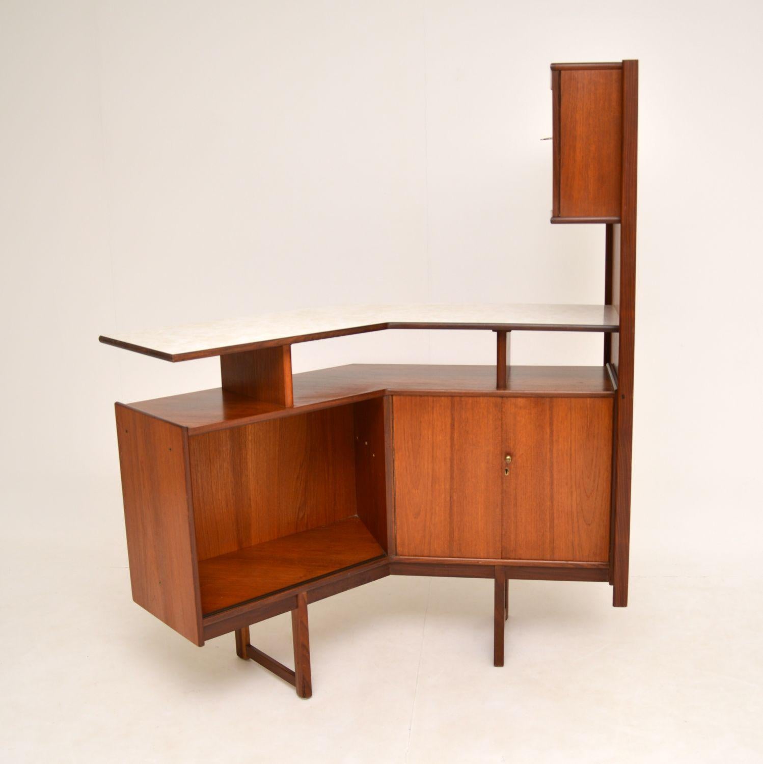 A fabulous and very well made vintage teak drinks bar, dating from the 1960s. This was made in England by Turnidge.

The end section can be removed and attached to the left or the right side, so this can be adjusted to suit your rooms needs.

It