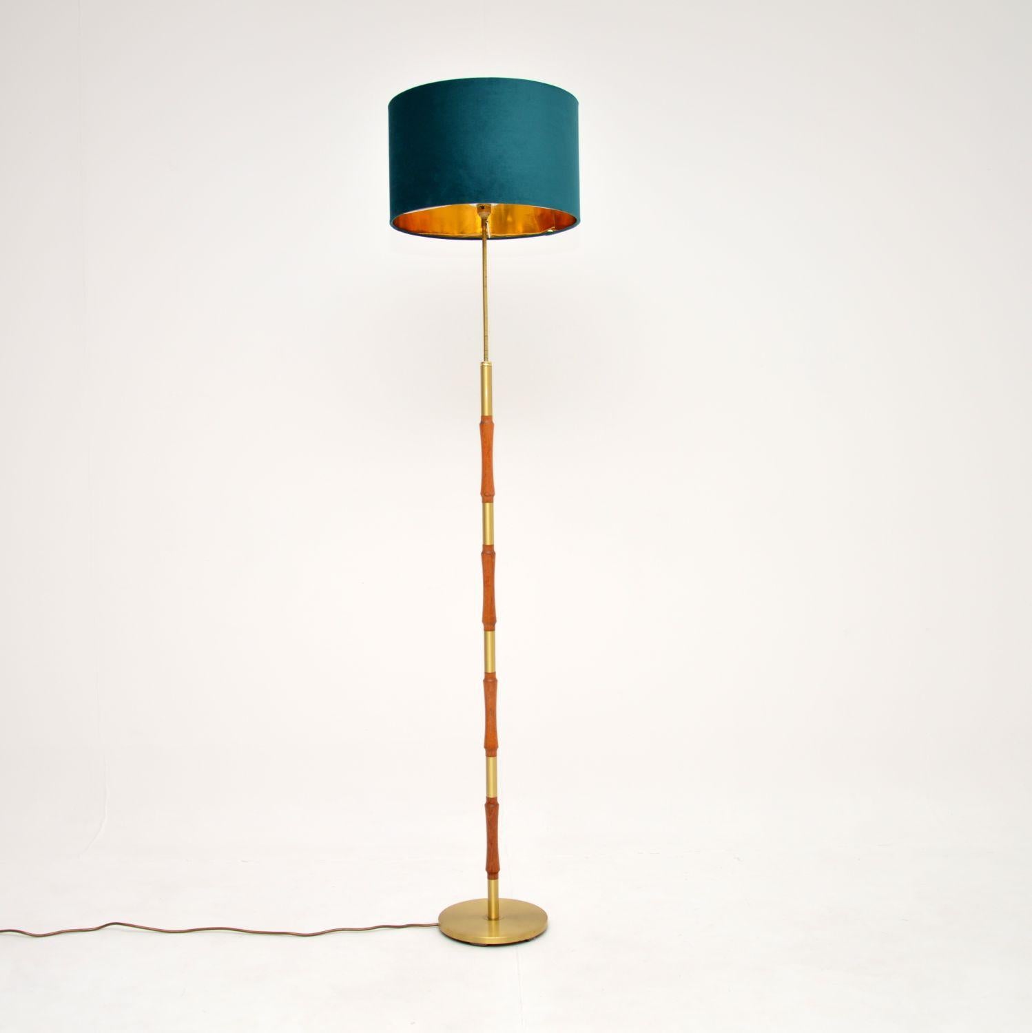 A gorgeous vintage rise and fall floor lamp in solid teak and brass. This was made in England, it dates from the 1960’s.

The quality is fantastic, the brass stand is adjustable so the shade can be raised and lowered.

We have had the teak wood