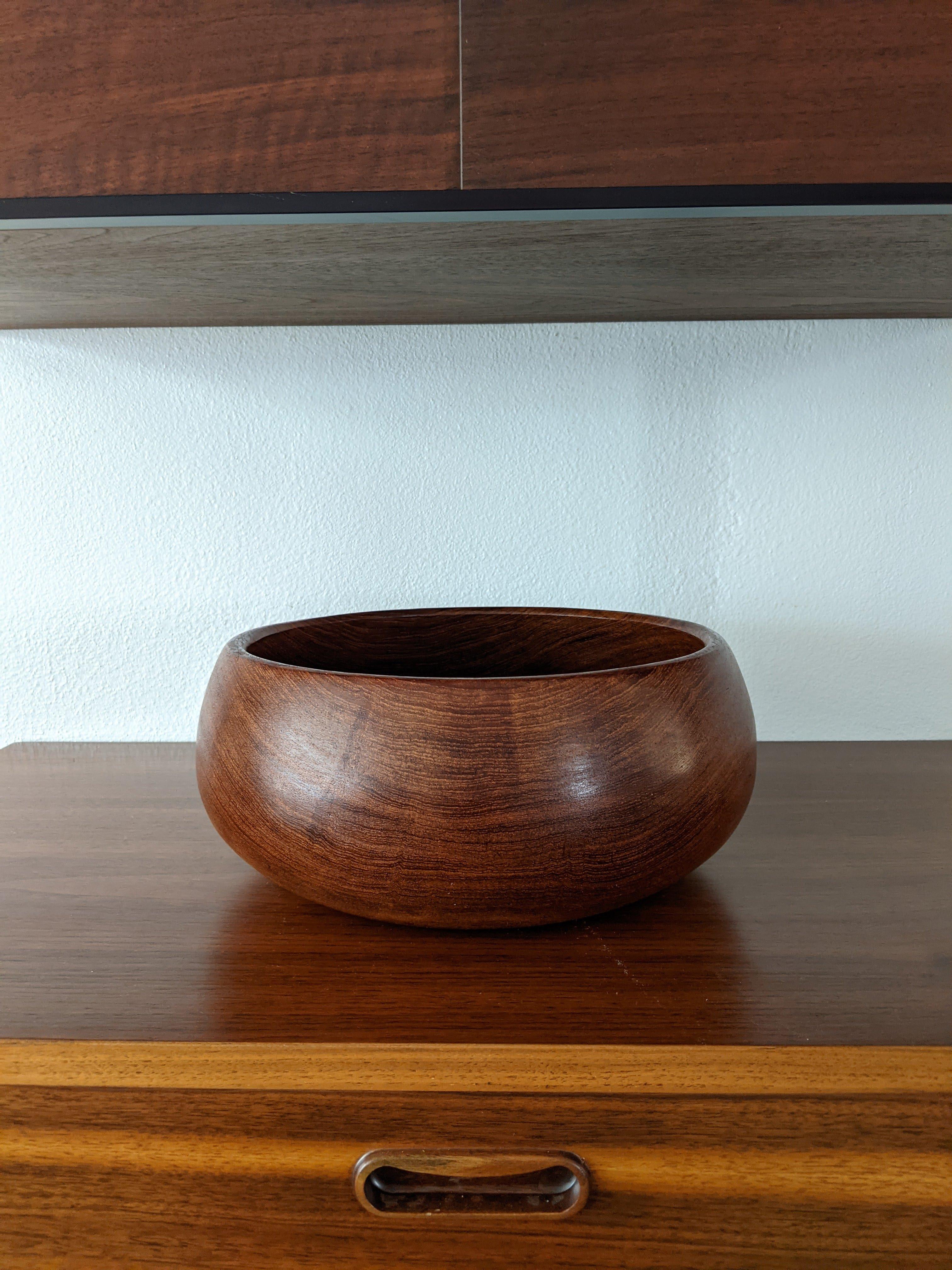 Vintage 1960s large teak decorative bowl in the style of Jens Quistgaard for Dansk.

Hand turned/hand carved from solid teak, no glued sections.

Lots of teak color and figure in this bowl, looks great from all angles.