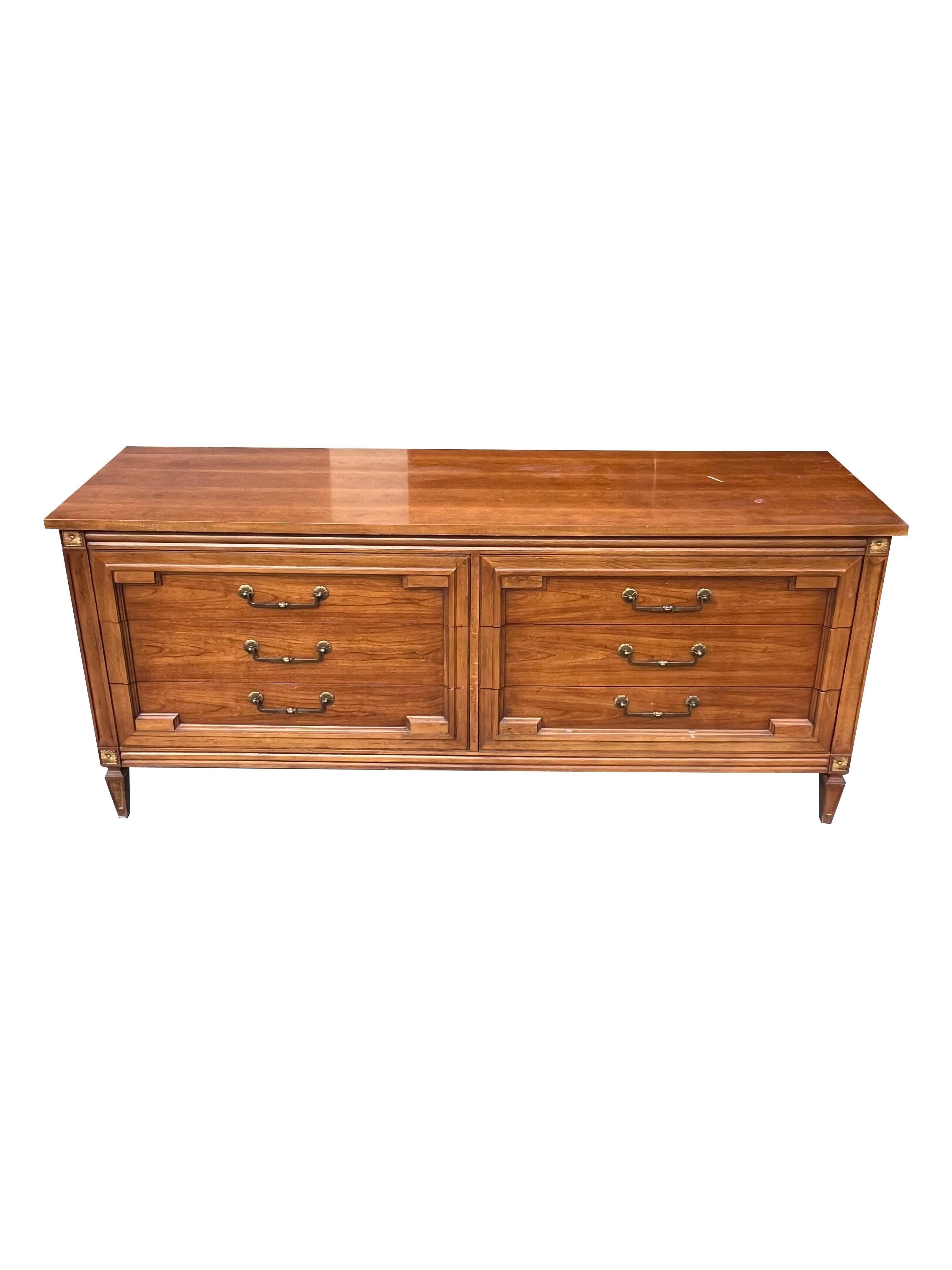 1960s Vintage Thomasville French Provincial Style Dresser Lowboy In Good Condition For Sale In Saddle River, NJ