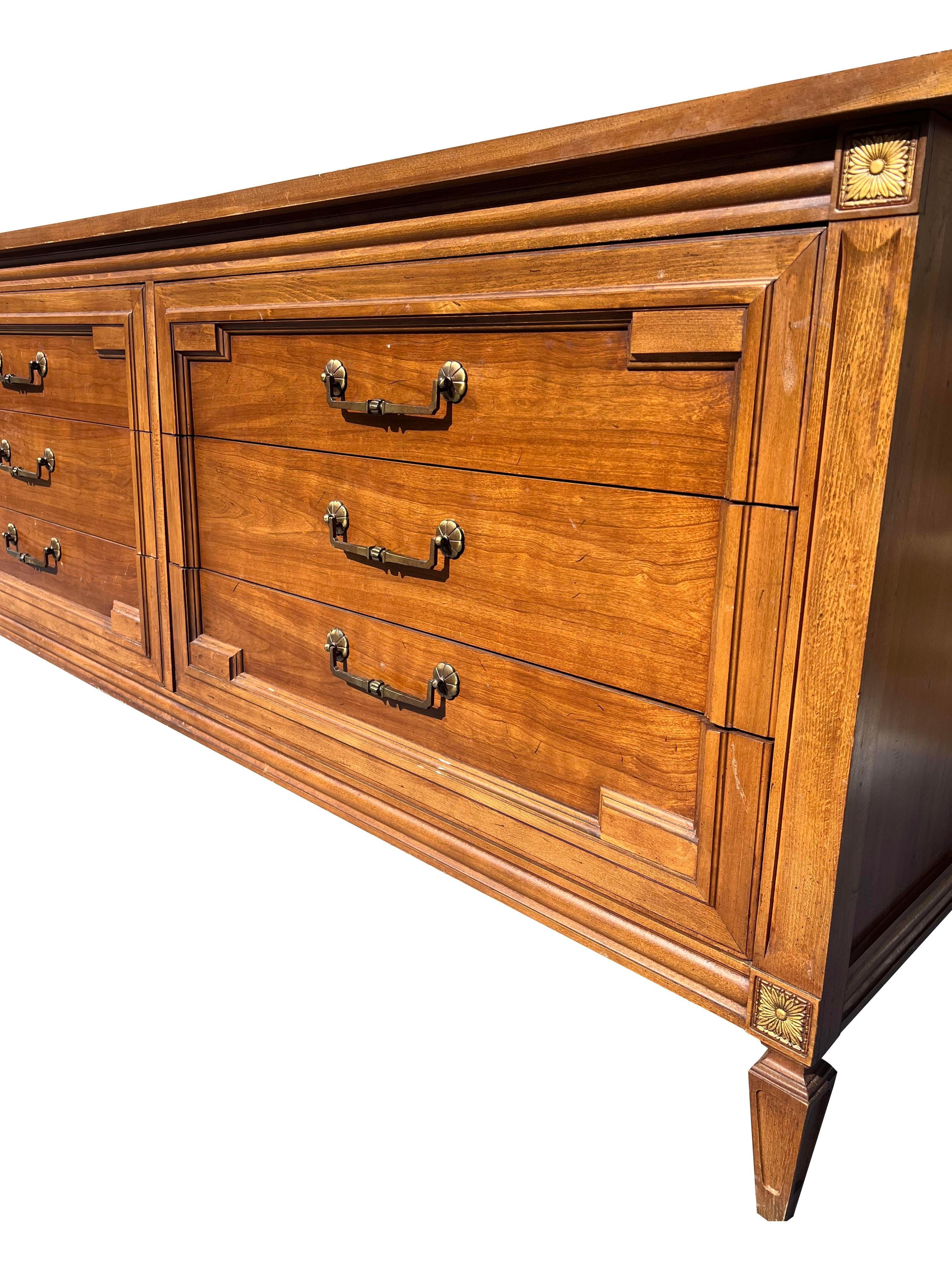1960s Vintage Thomasville French Provincial Style Dresser Lowboy For Sale 2