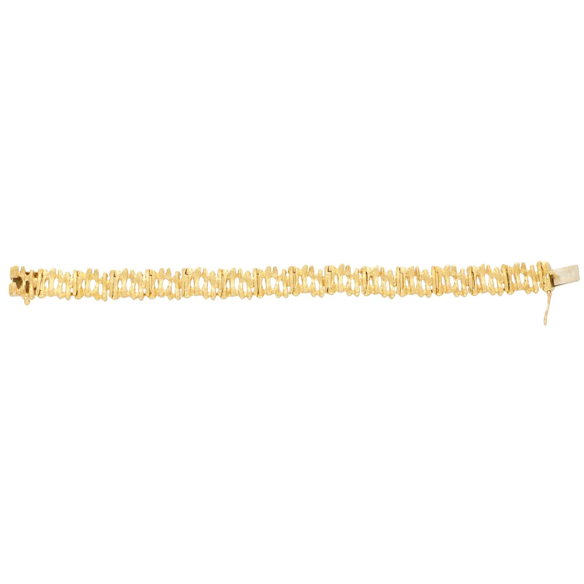 Ein ziemlich einzigartiges Gliederarmband im Rinden-Design der 1960er Jahre in 18 Karat Gelbgold. 

Schätzungsweise aus den frühen 1960er Jahren dieses Armband ist von einem schön deatiled Rinde Design Links:: die bequem am Handgelenk sitzen