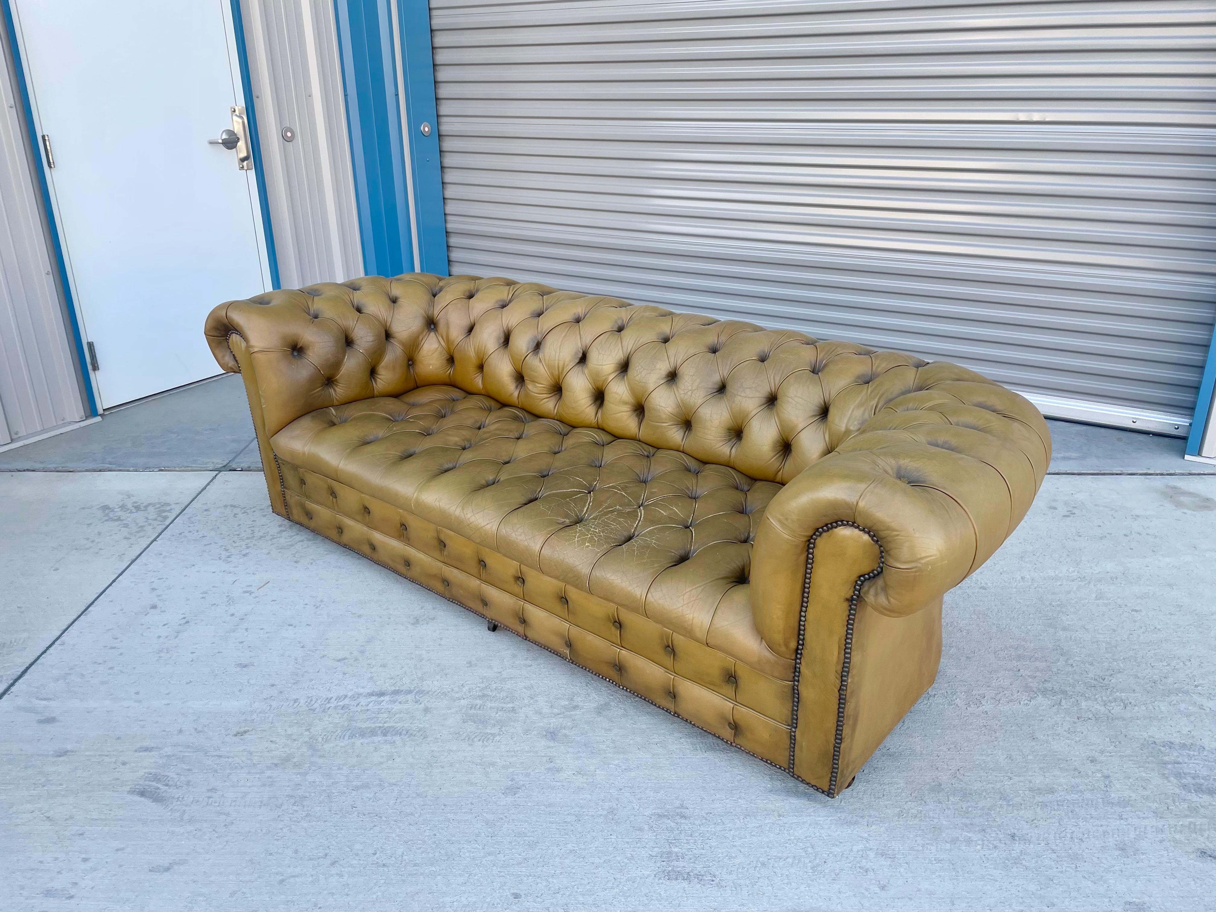 1960s Vintage Tufted Leather Sofa For Sale 4
