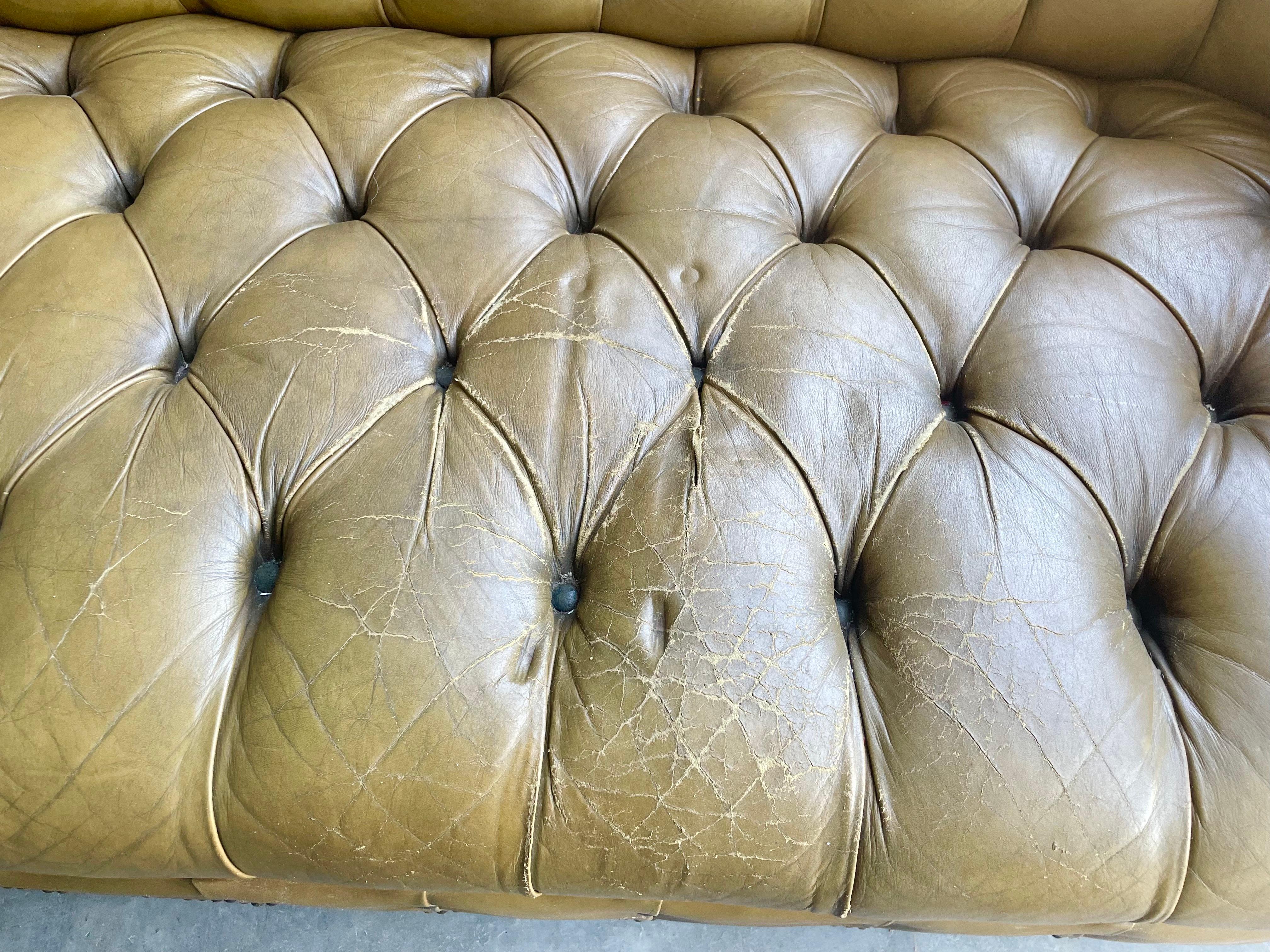 1960s Vintage Tufted Leather Sofa For Sale 8
