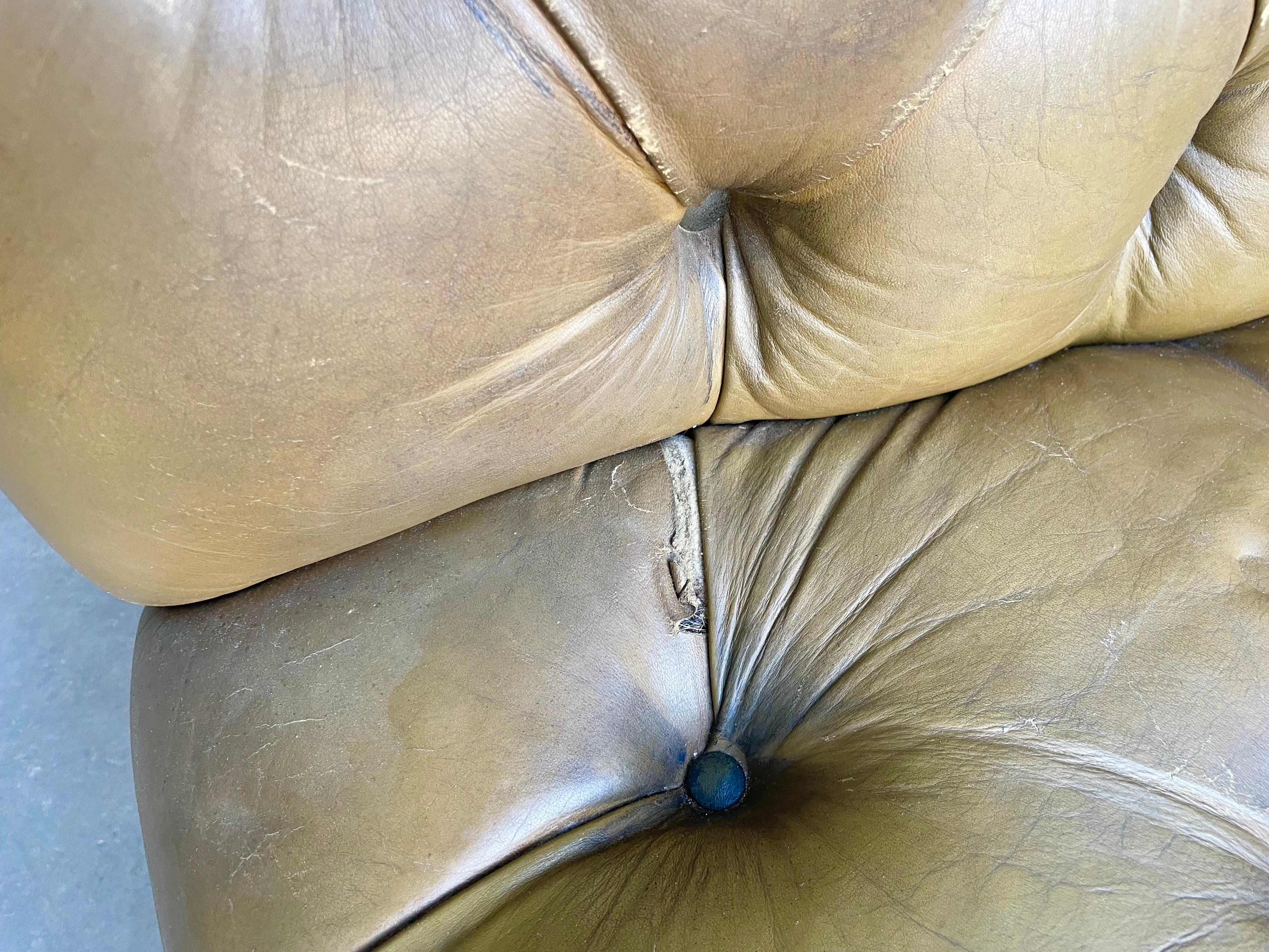 1960s Vintage Tufted Leather Sofa For Sale 9