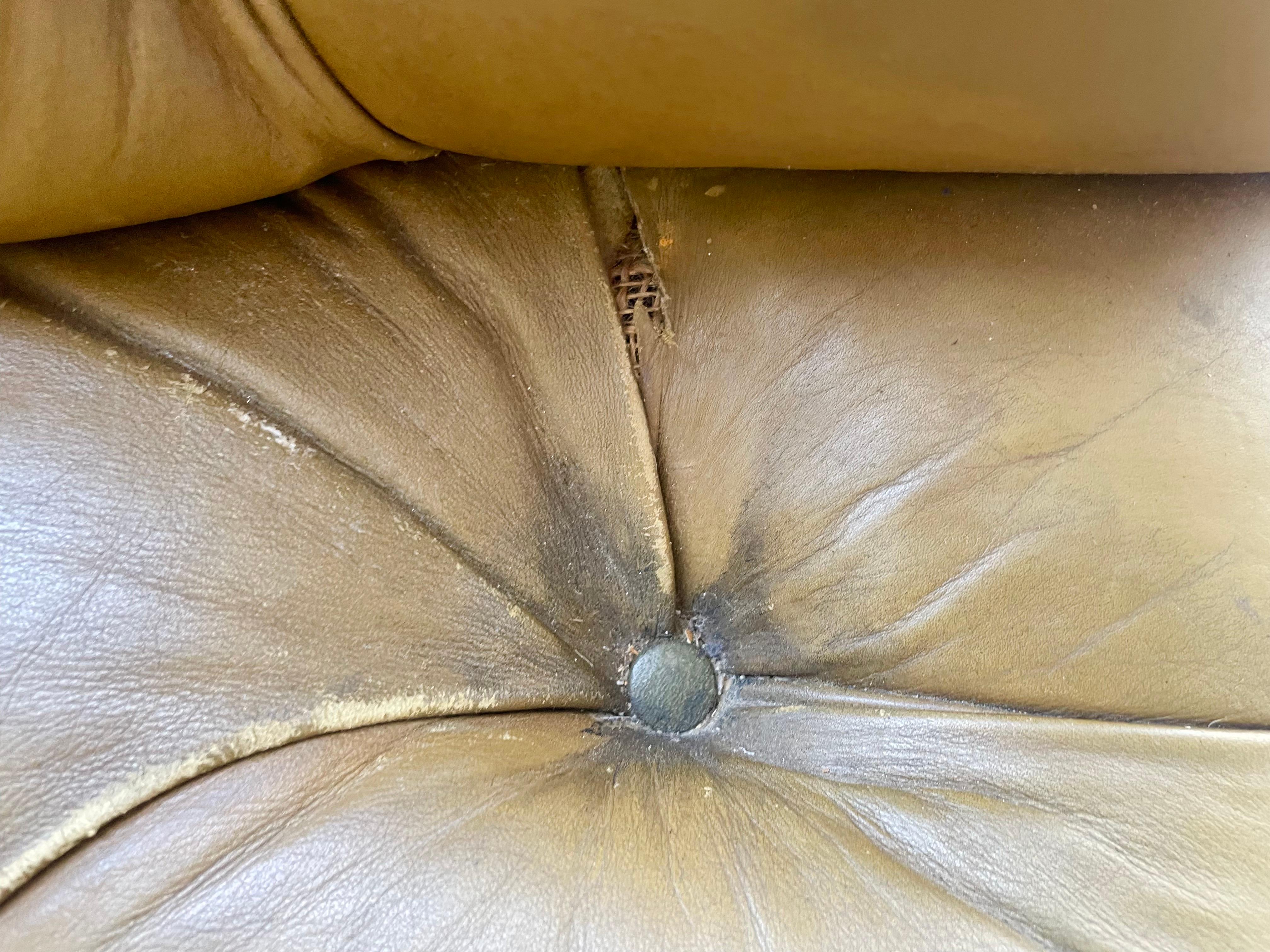 1960s Vintage Tufted Leather Sofa For Sale 10