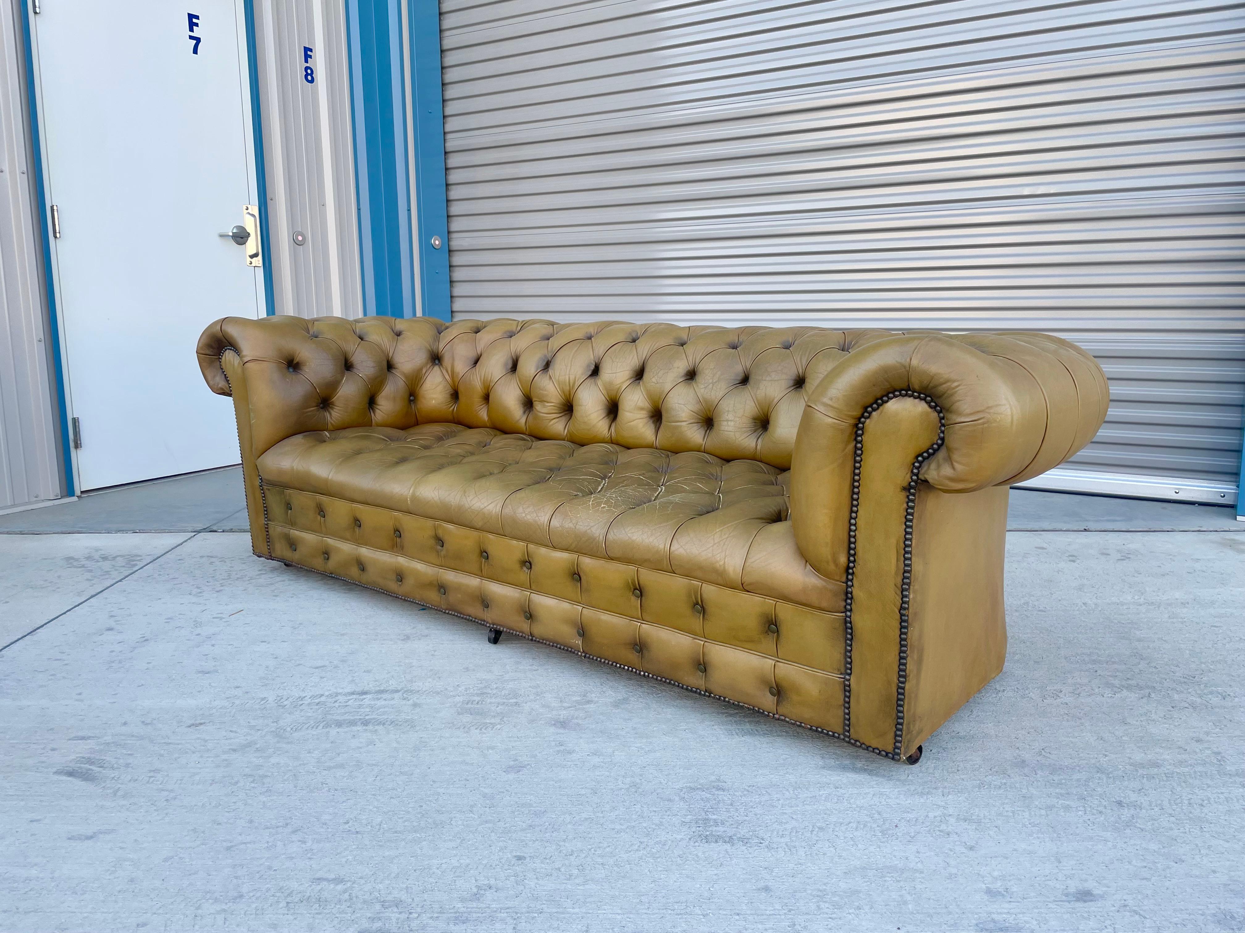 1960s Vintage Tufted Leather Sofa For Sale 3