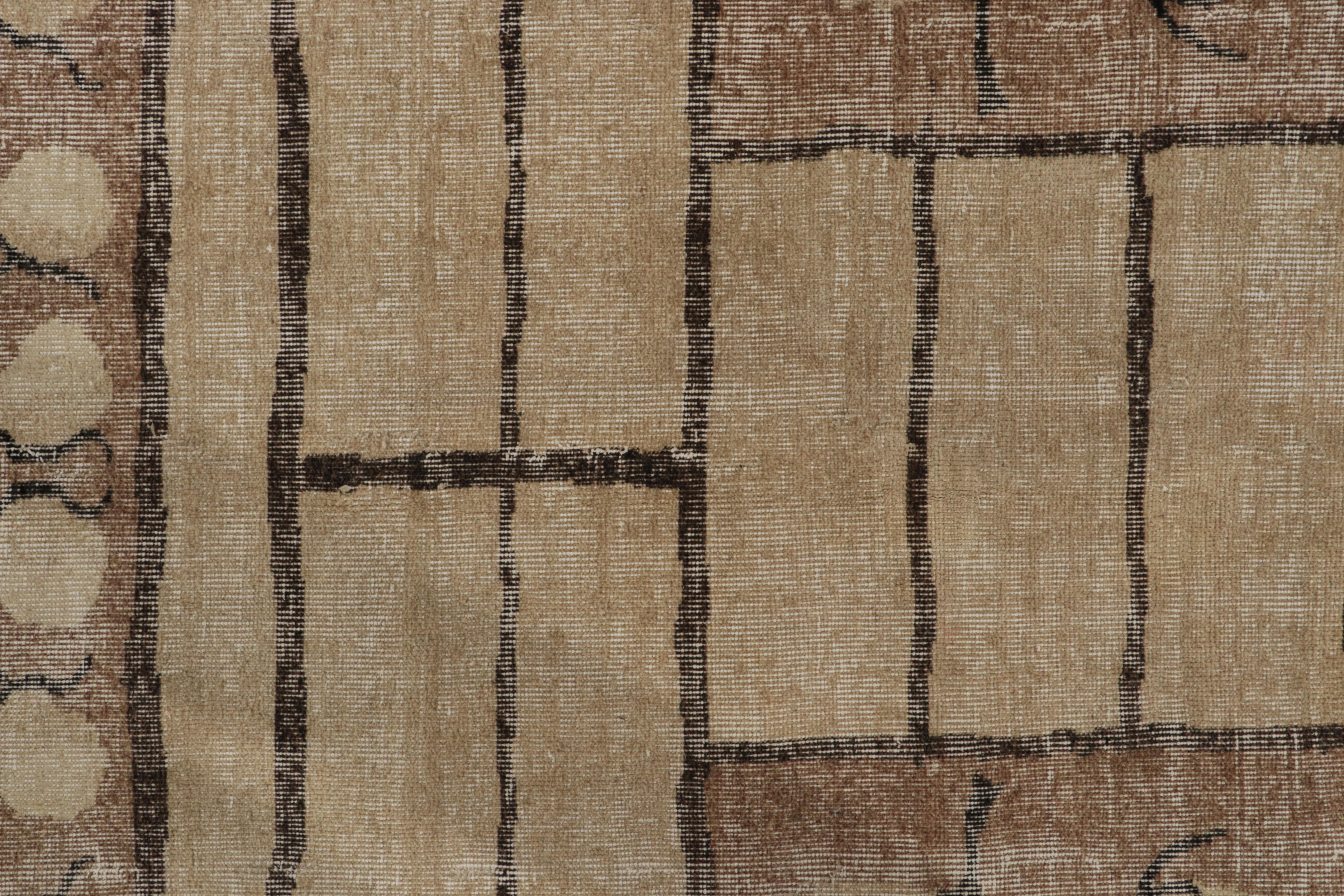 Türkischer Vintage-Teppich aus den 1960er Jahren mit geometrischem Muster in Beige-Braun von Teppich & Kelim im Zustand „Gut“ im Angebot in Long Island City, NY