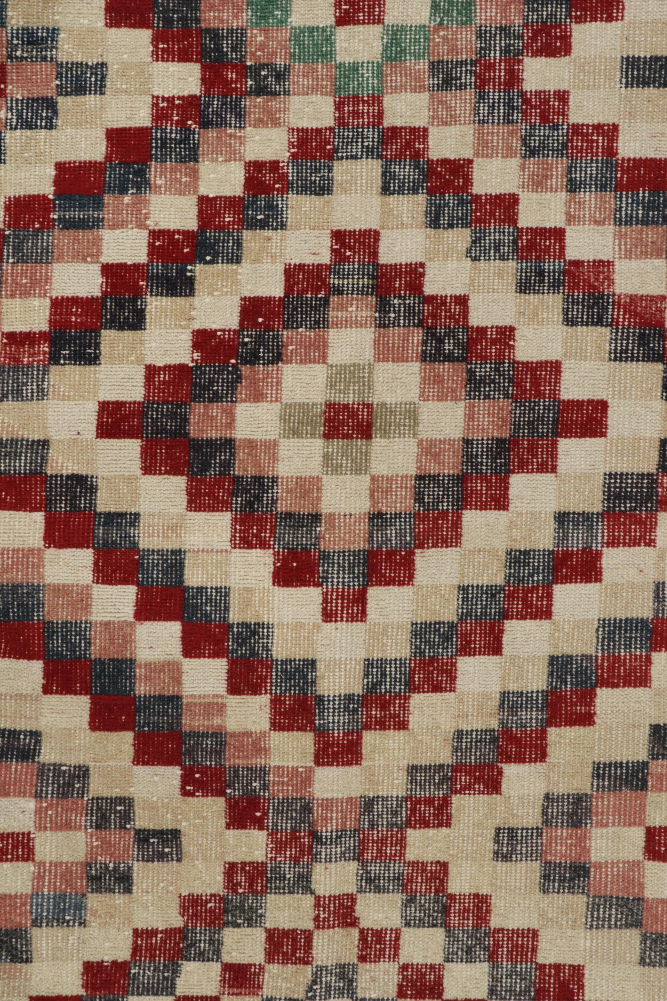 Türkischer Vintage-Teppich aus den 1960er Jahren mit geometrischem Muster in Rot, Beige und Rosa, abgenutzt im Zustand „Gut“ im Angebot in Long Island City, NY