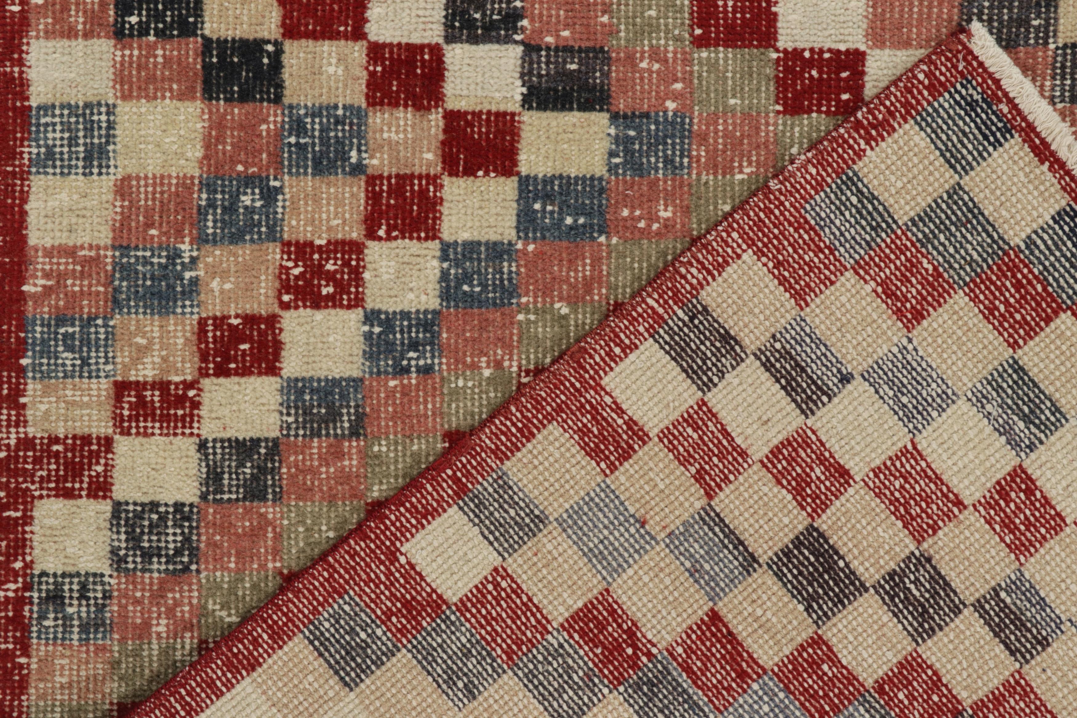 Türkischer Vintage-Teppich aus den 1960er Jahren mit geometrischem Muster in Rot, Beige und Rosa, abgenutzt (Mitte des 20. Jahrhunderts) im Angebot