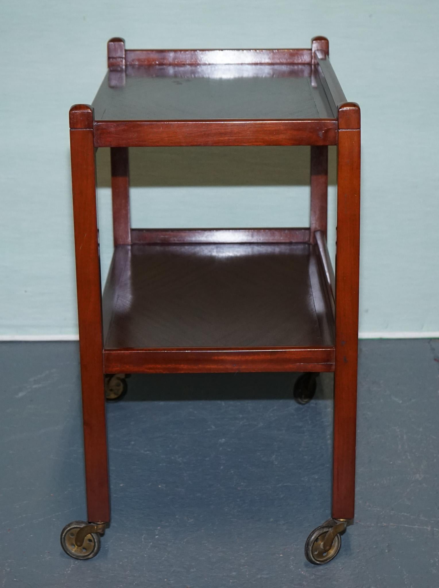 1960s VINTAGE TWO TIER WOODEN TEA TROLLET ON BRASS CASTERS For Sale 4