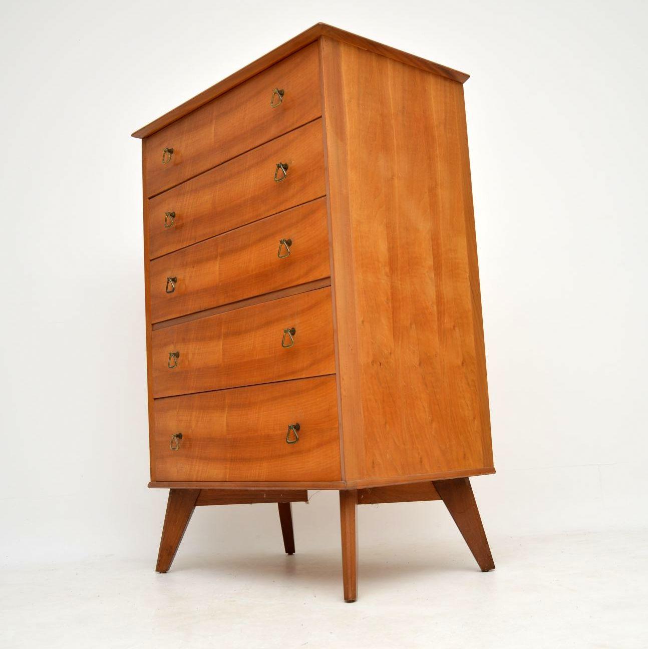 1960s Vintage Walnut Chest of Drawers by Alfred Cox In Good Condition In London, GB