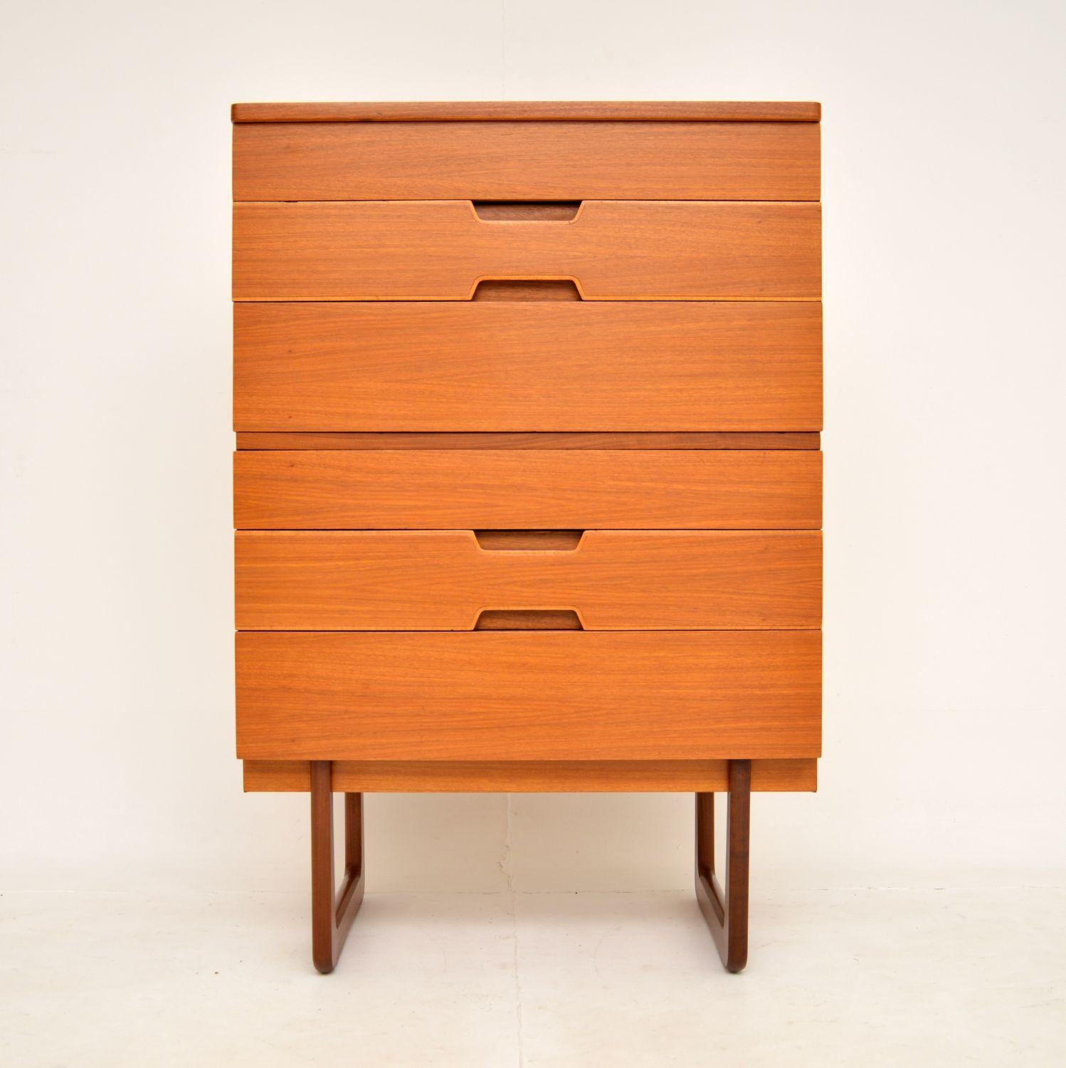 A large and stylish vintage chest of drawers in walnut, designed by Gunther Hoffstead for Uniflex. This was made in England, it dates from the 1950-60’s.

The quality and design is superb, with lovely recessed handles and beautiful U shaped legs.