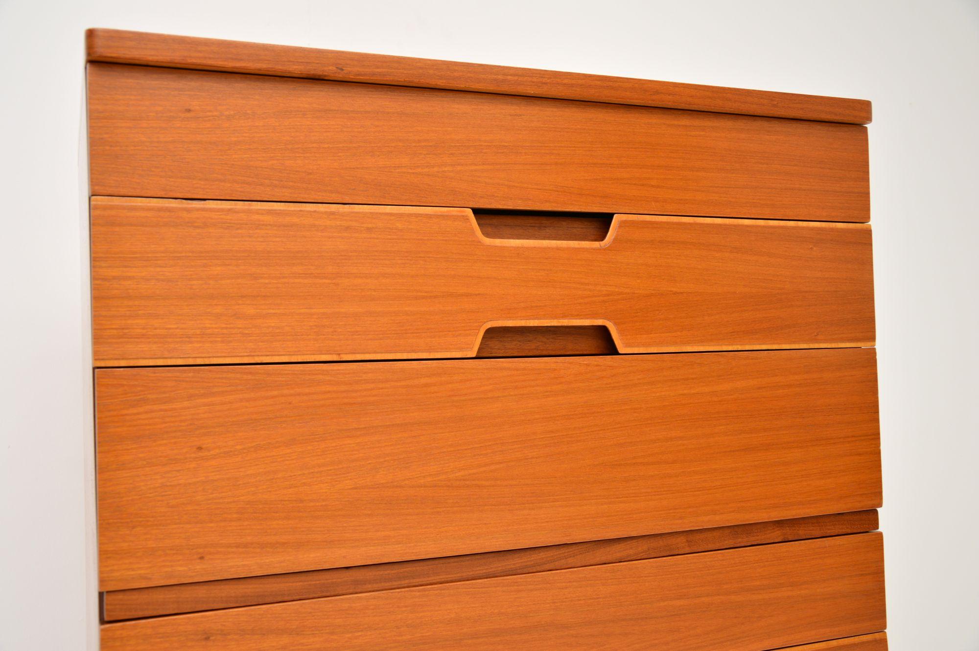 1960's Vintage Walnut Chest of Drawers by Uniflex For Sale 3