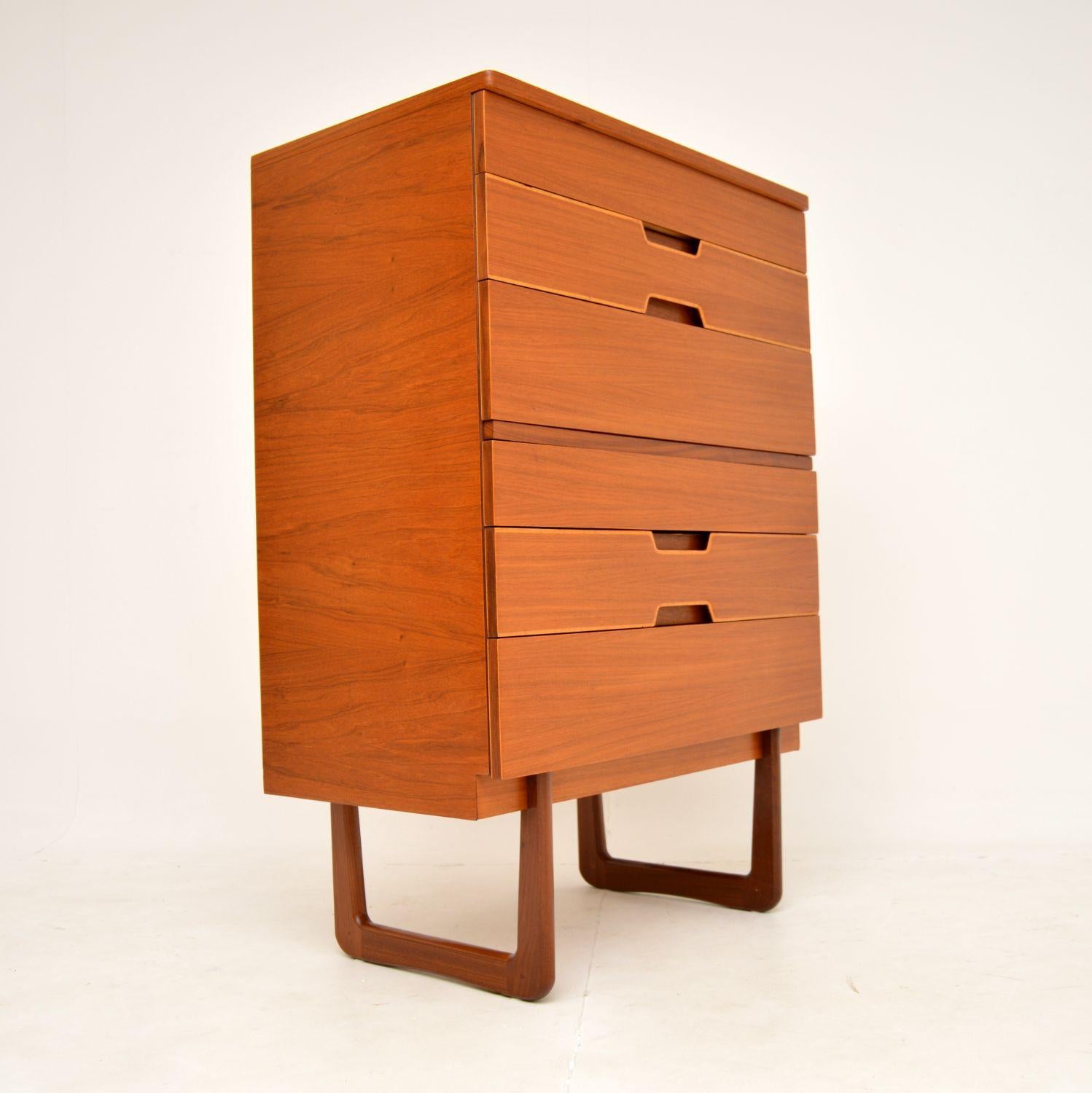 1960's Vintage Walnut Chest of Drawers by Uniflex In Good Condition For Sale In London, GB
