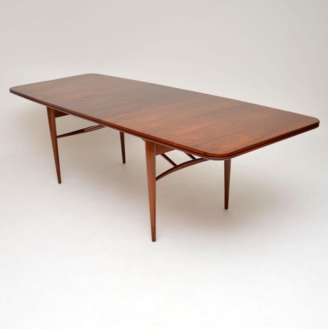 1960s Vintage Walnut Dining Table by Robert Heritage for Archie Shine In Good Condition In London, GB