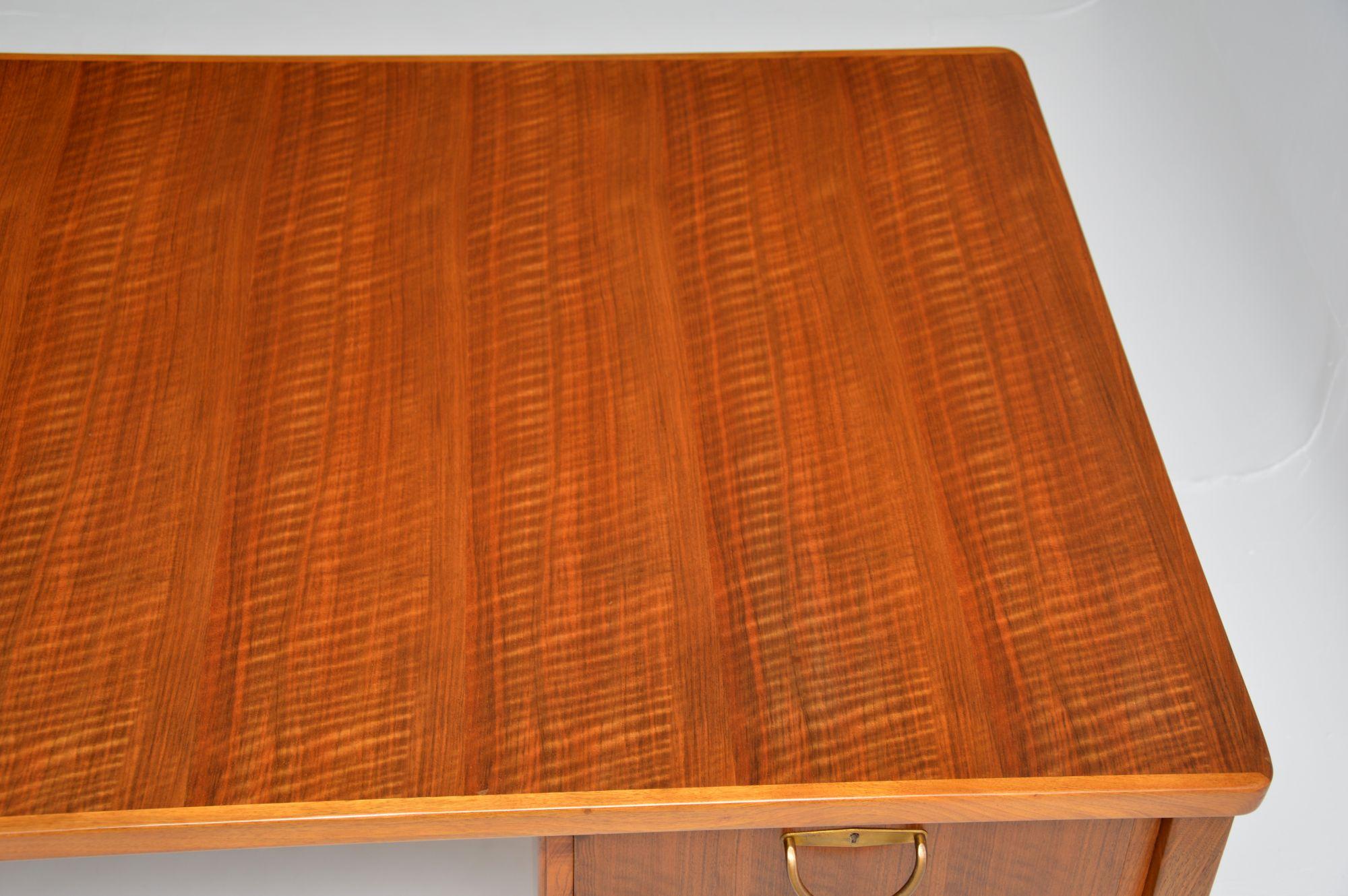 1960's Vintage Walnut Executive Desk by Gordon Russell In Good Condition In London, GB