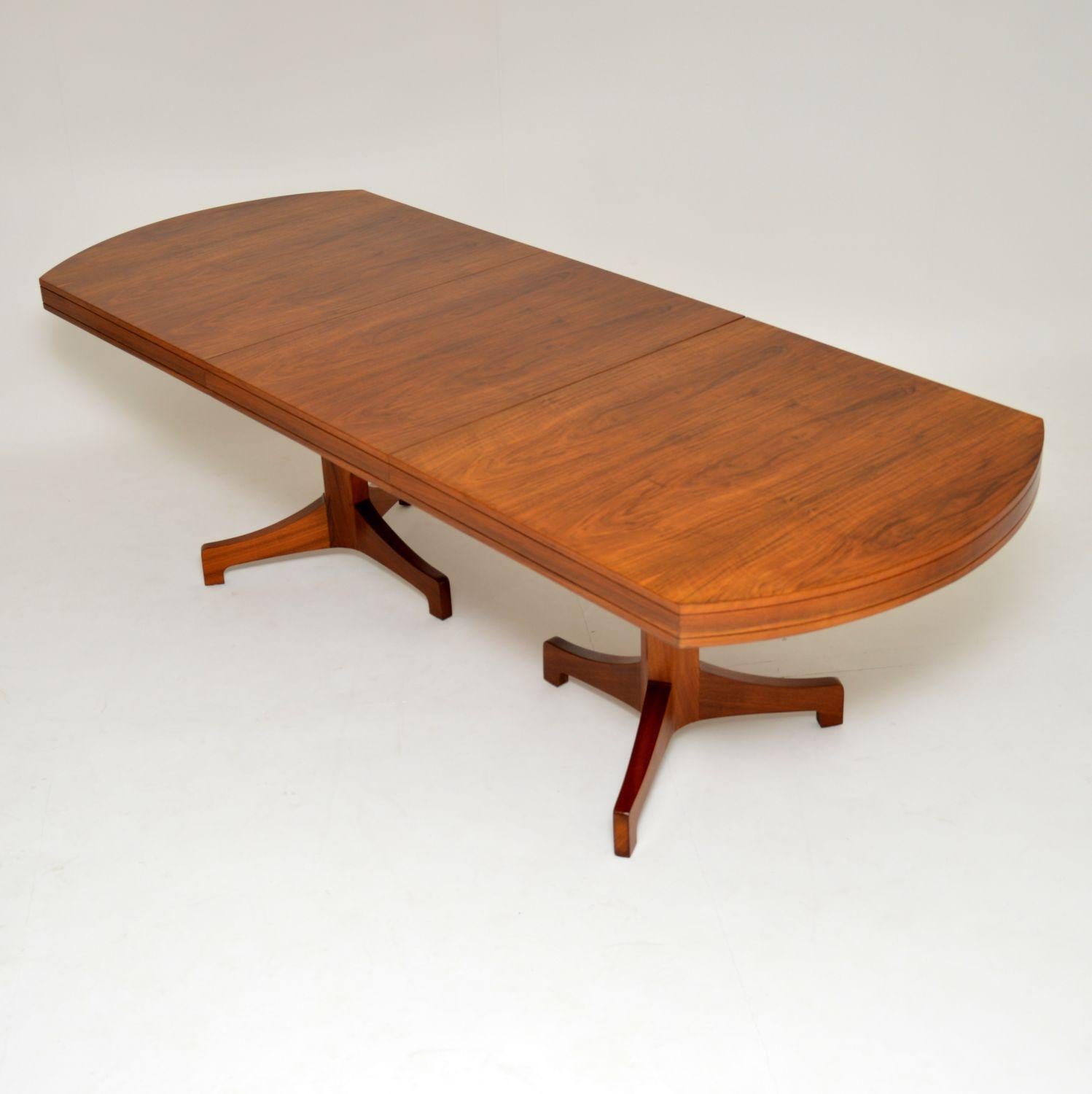 1960s Vintage Walnut Extending Dining Table by Robert Heritage In Good Condition In London, GB