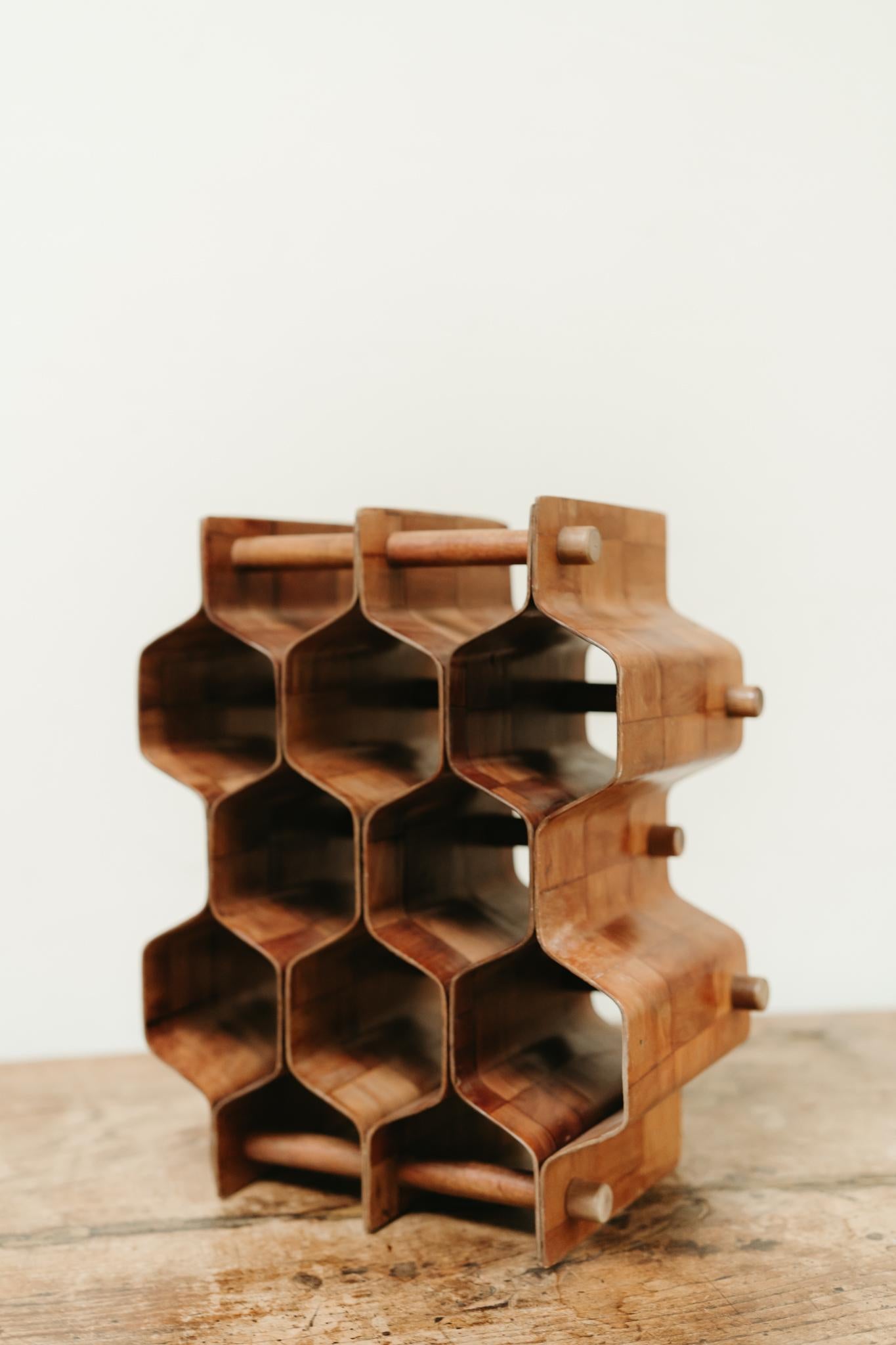 ein hübsches Vintage-Stück, dieses Weinregal, Designer Torsten Johansson, hergestellt von AB Formtra in Schweden. 