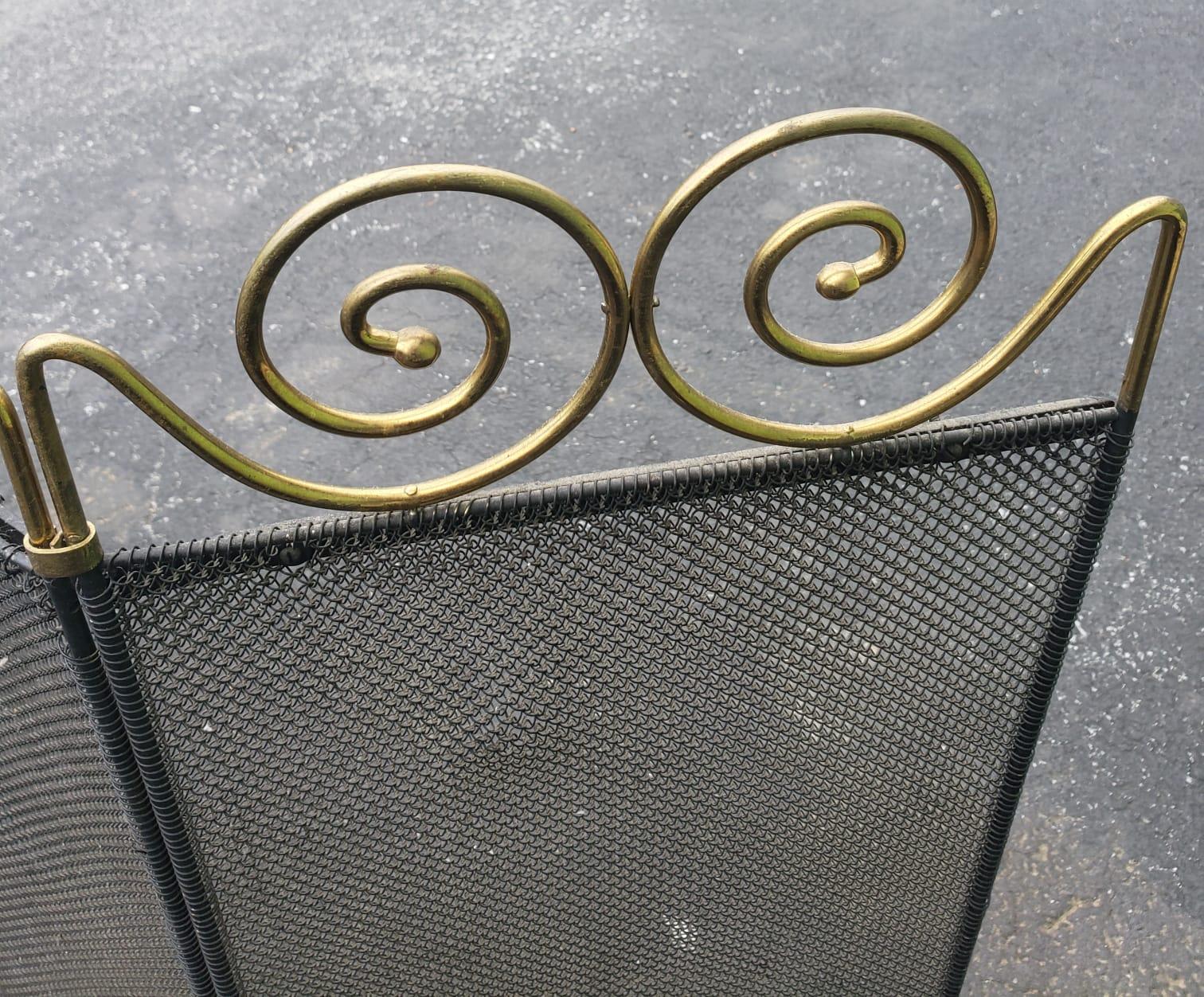 Mid-Century Modern Pare-étincelles vintage en maille fil métallique et laiton orné des années 1960 en vente