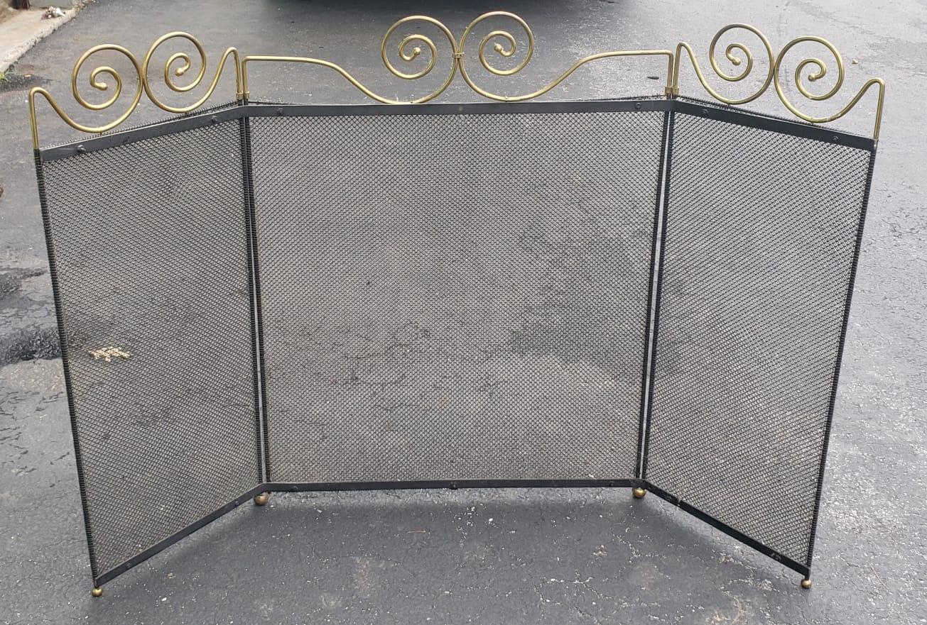 20ième siècle Pare-étincelles vintage en maille fil métallique et laiton orné des années 1960 en vente