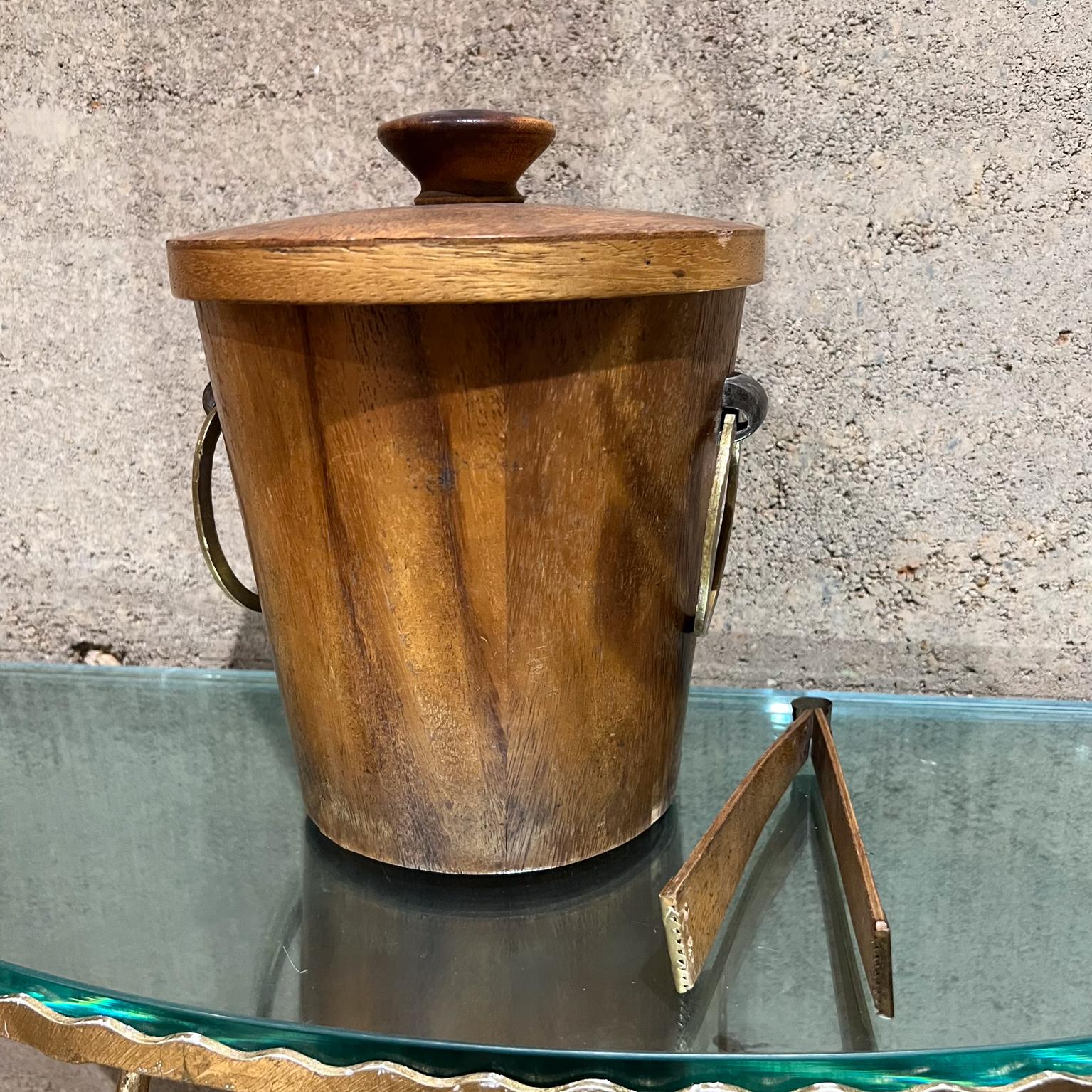 1960s Vintage Teak Wood Brass Ice Bucket Modernist Design Mexico
9.5 h x 7.5 diameter
tongs 6.63 long x 1.13 d x 2.25 w
Preowned original vintage condition, wear is present.
Aluminum liner shows wear.
Refer to all images for details.