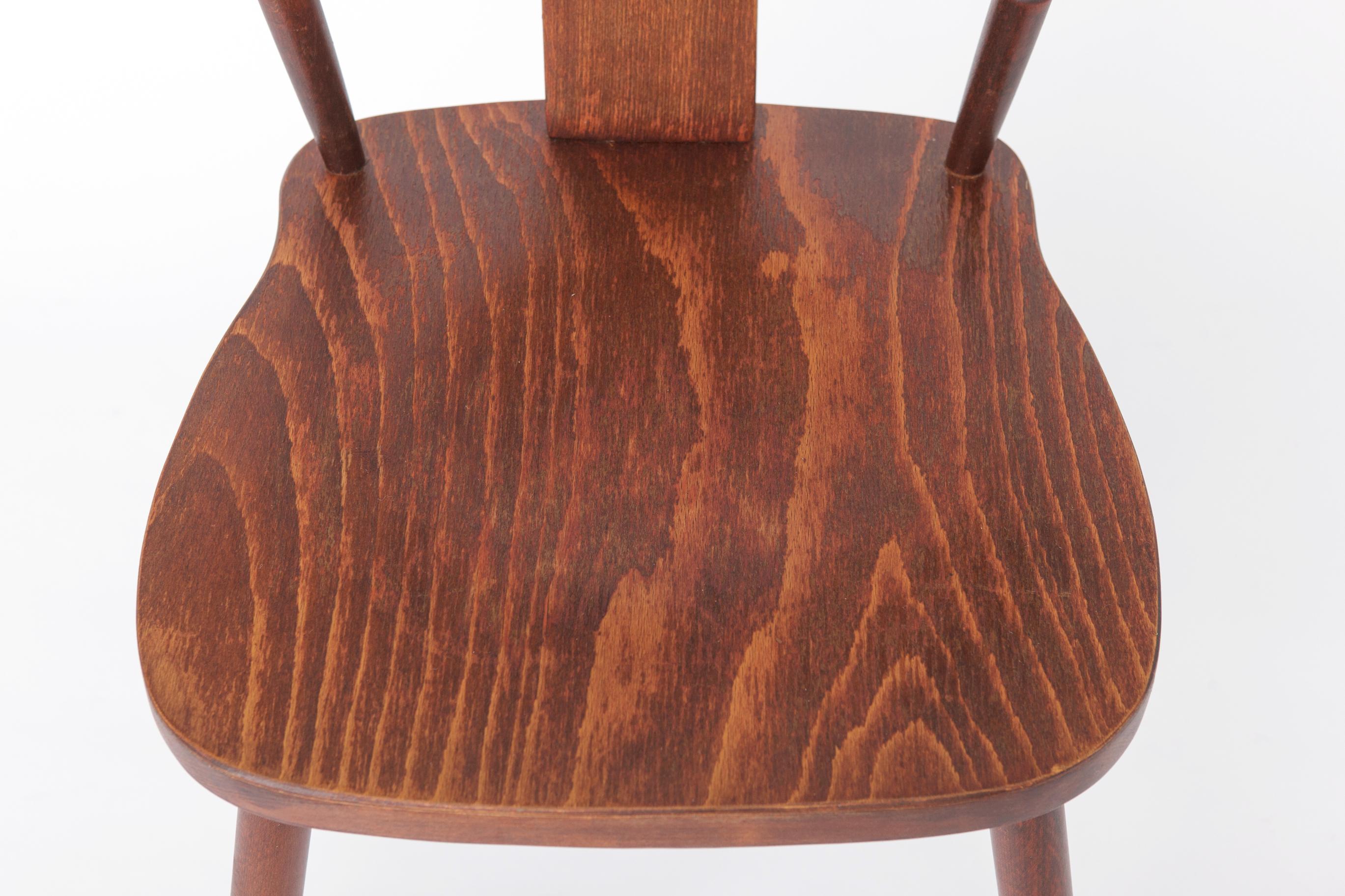 Chaise vintage en bois tourné, années 1960-1970
Probablement fabriqué par Drevounia, en Tchécoslovaquie.

Une chaise vintage magnifiquement fabriquée avec un cadre en bois de hêtre massif, teinté foncé.
Le cadre a été soigneusement restauré et