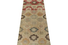 Tapis vintage Zeki Müren des années 1960 en beige et rose  Médaillon à fleurs rouges de Rug & Kilim