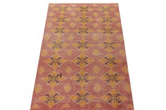 Tapis vintage Zeki Müren des années 1960 en rose, motif géométrique or par Rug & Kilim