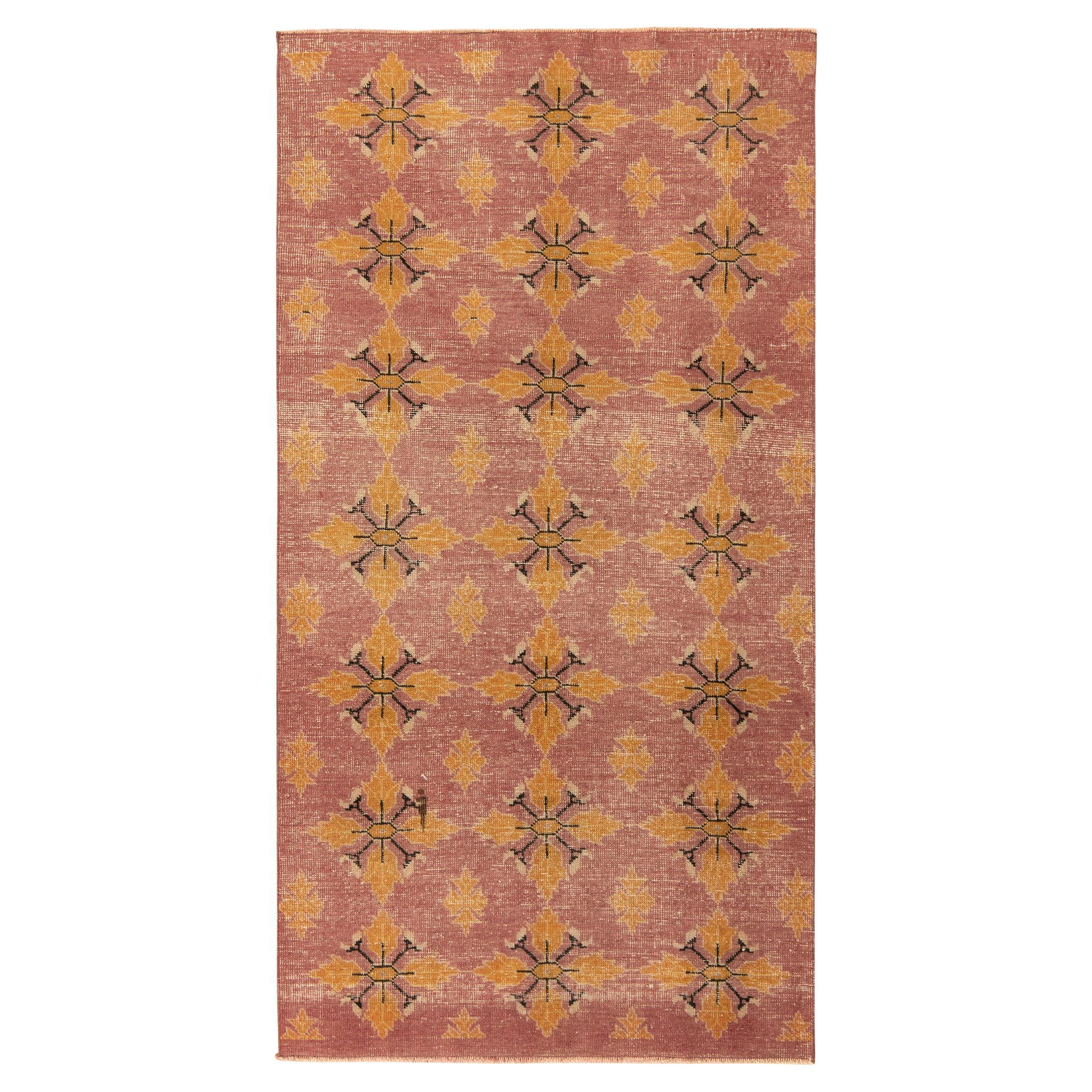 1960er Vintage Zeki Müren Teppich in Rosa, Gold Geometrisches Muster von Rug & Kilim