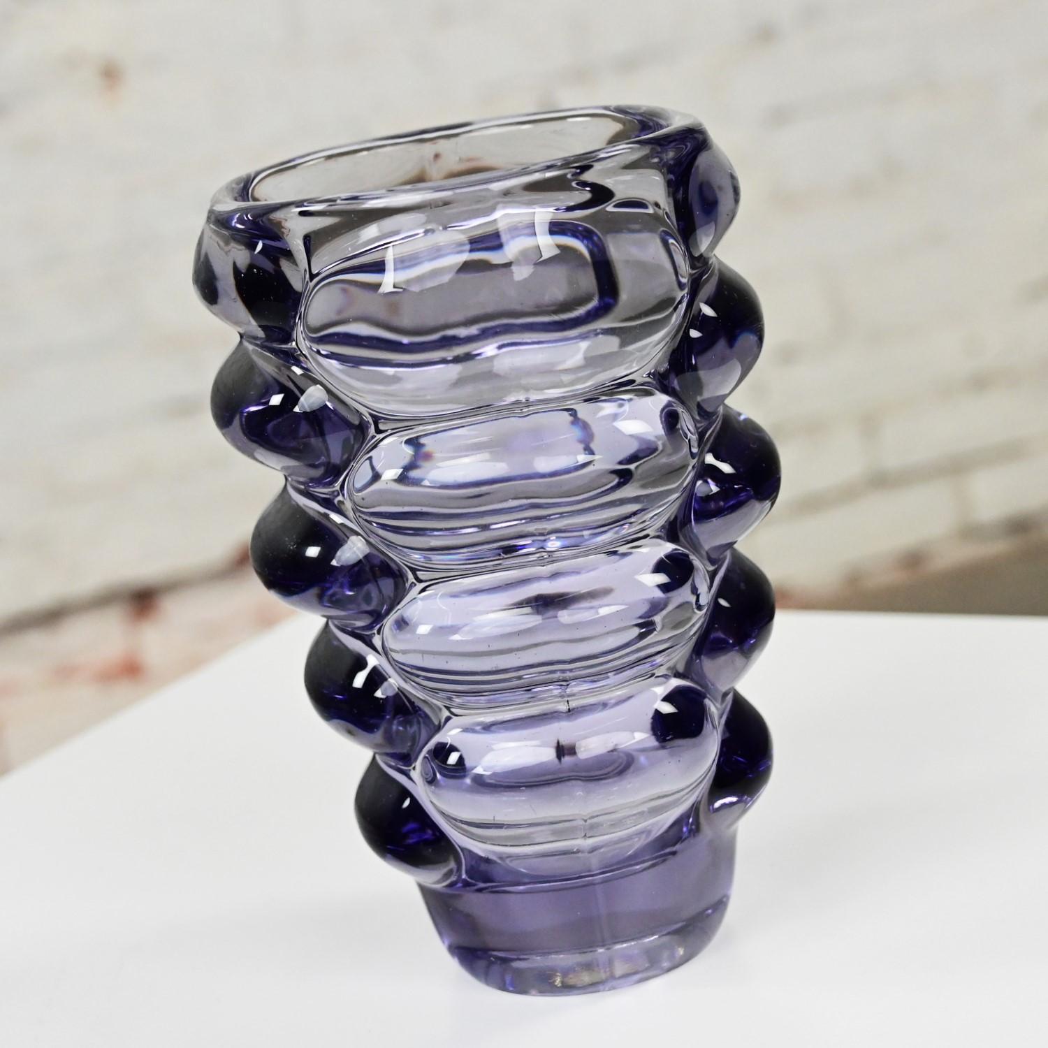 Prächtige violette böhmische Glasvase von Vladislav Urban für Hermanova Hut Sklo Union Tschechische Republik. Dieses Stück wurde auf der Grundlage von Archivrecherchen, einschließlich Online-Quellen, Vintage-Dokumentation und Katalogen,