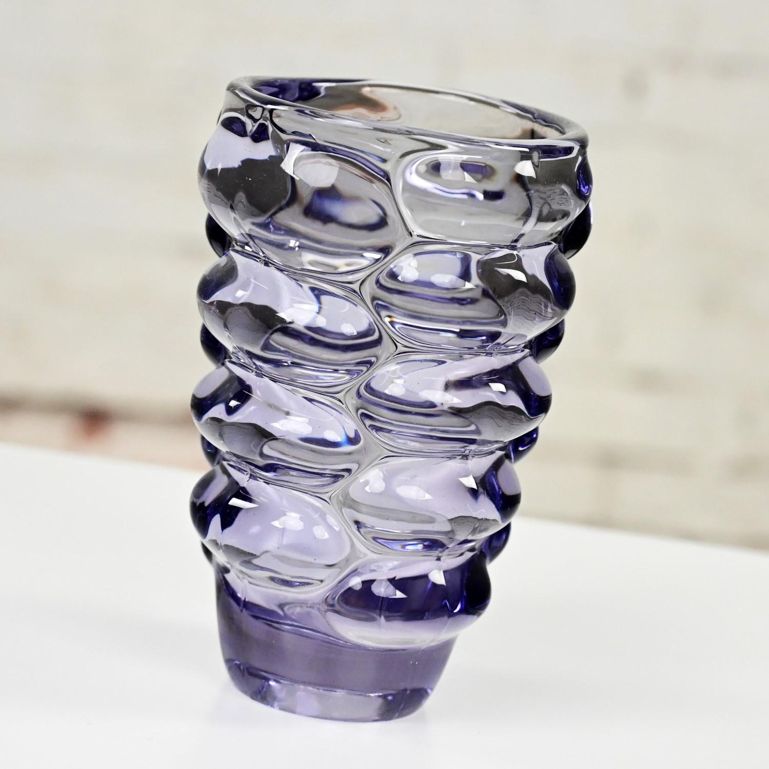 Violette böhmische Glasvase der 1960er Jahre Vladislav Urban für Hermanova Hut Sklo Union (Mitte des 20. Jahrhunderts) im Angebot