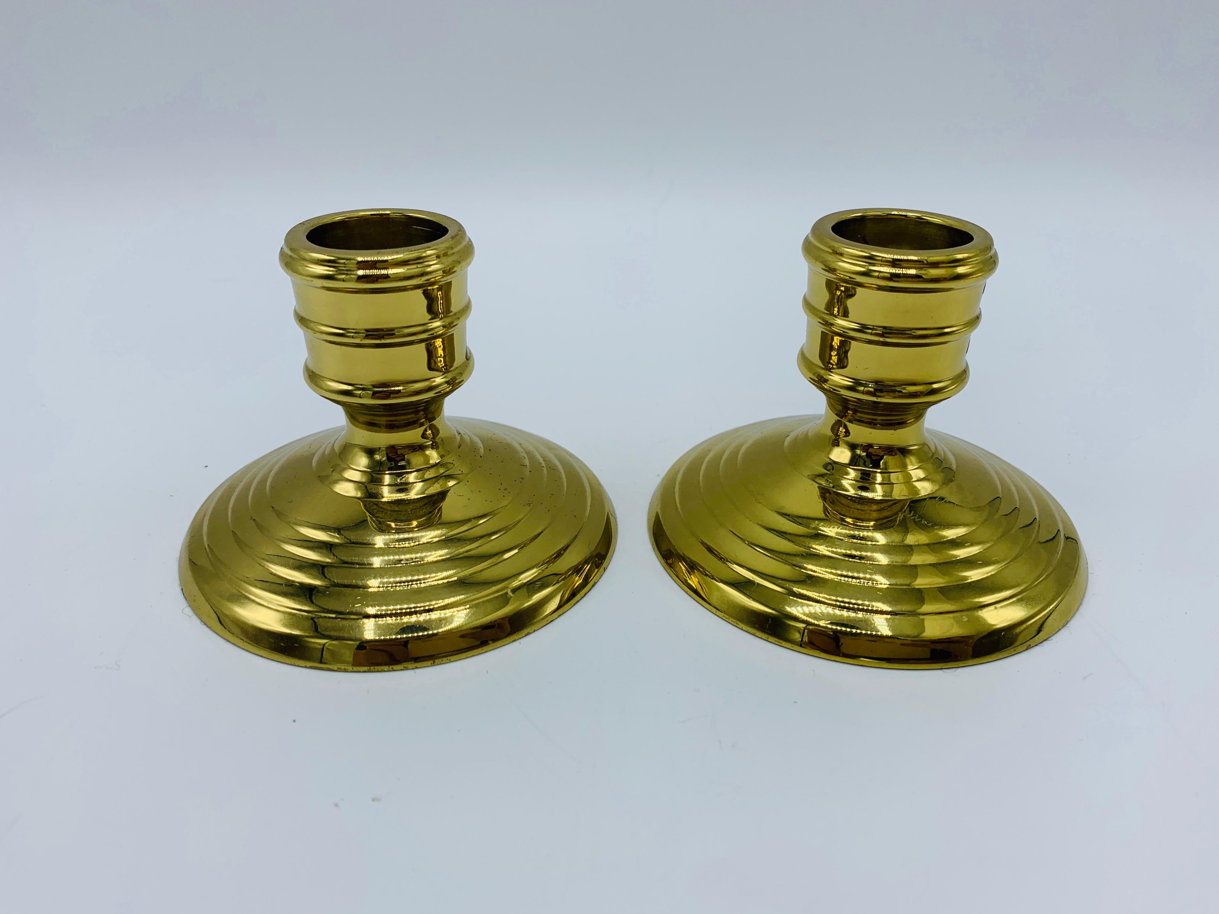 American Classical 1950s Virginia Metalcrafters Brass Candlesticks, Pair For Sale