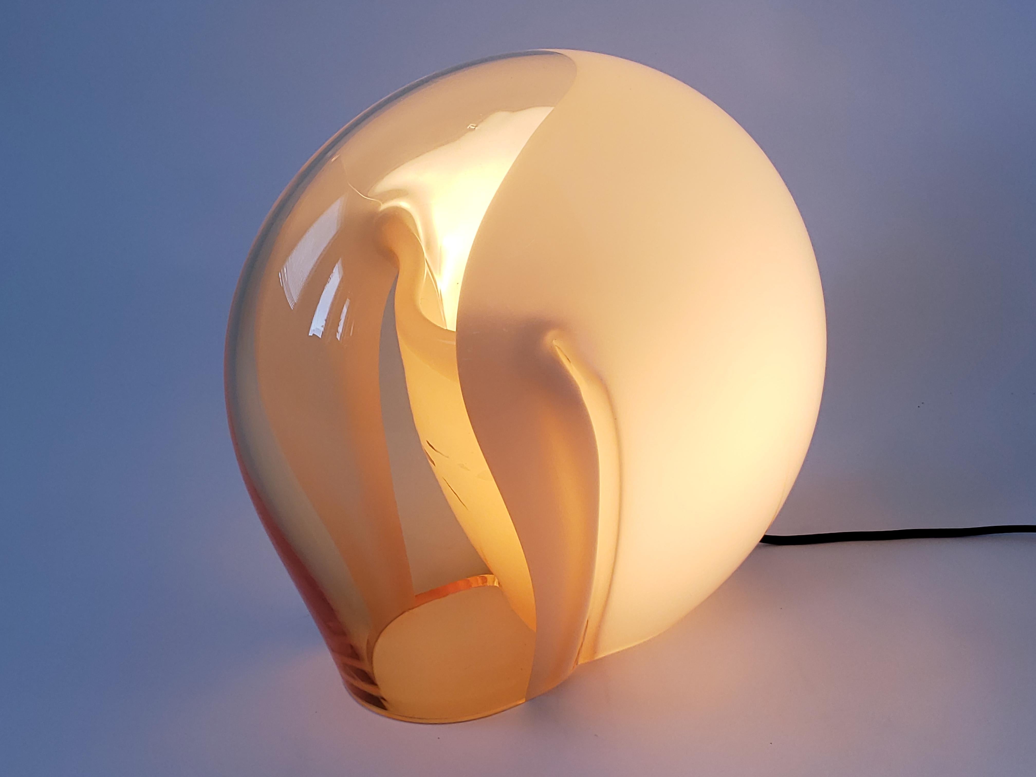 Masterfully mouth blowed snail shaped table lamp in an opale crème and amber tone. 

Measure: 1/2 inches thick.

Contain one regular swivel mounted E27 size socket. 

Switch on cord. North American wall plug.

  