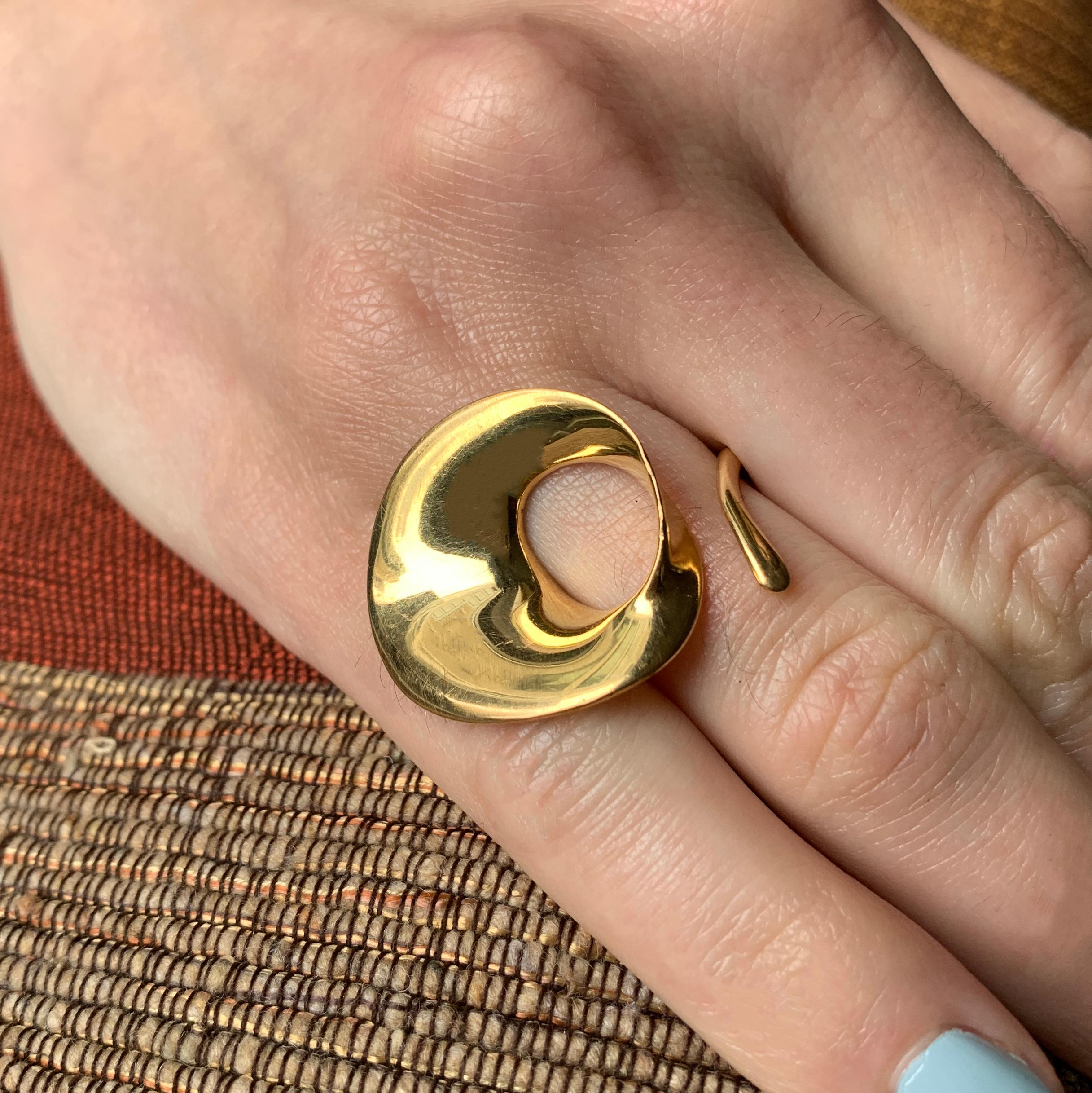 An 18 karat gold Mobius design ring, by Vivianna Torun for Georg Jensen, c. 1965. This ring is a size 5.75 and measures 1.1