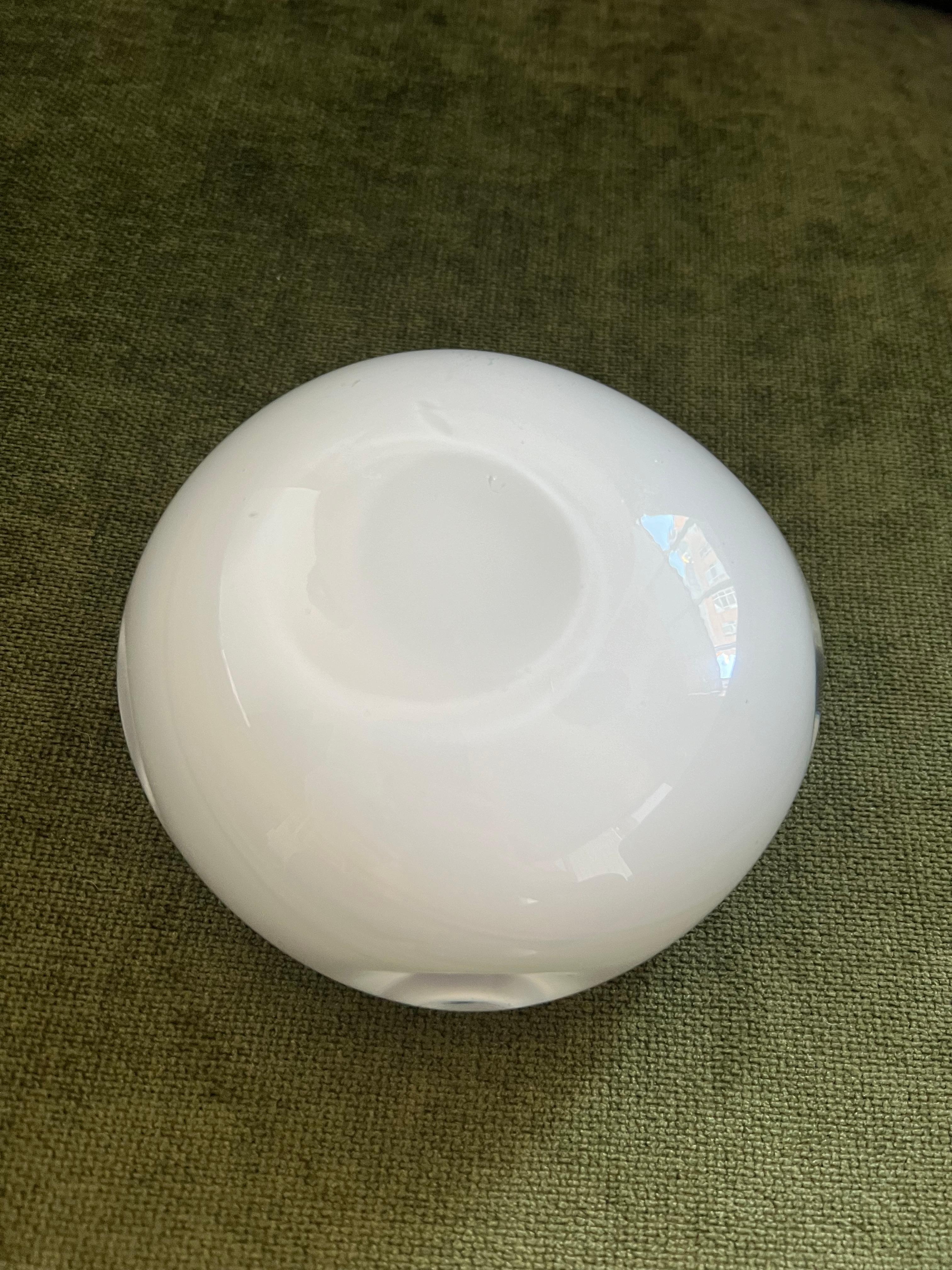 1960er Jahre VTG MCM Murano Weiß & Lila Kunstglas Aschenbecher / Trinket Dish, Italien für Damen oder Herren im Angebot