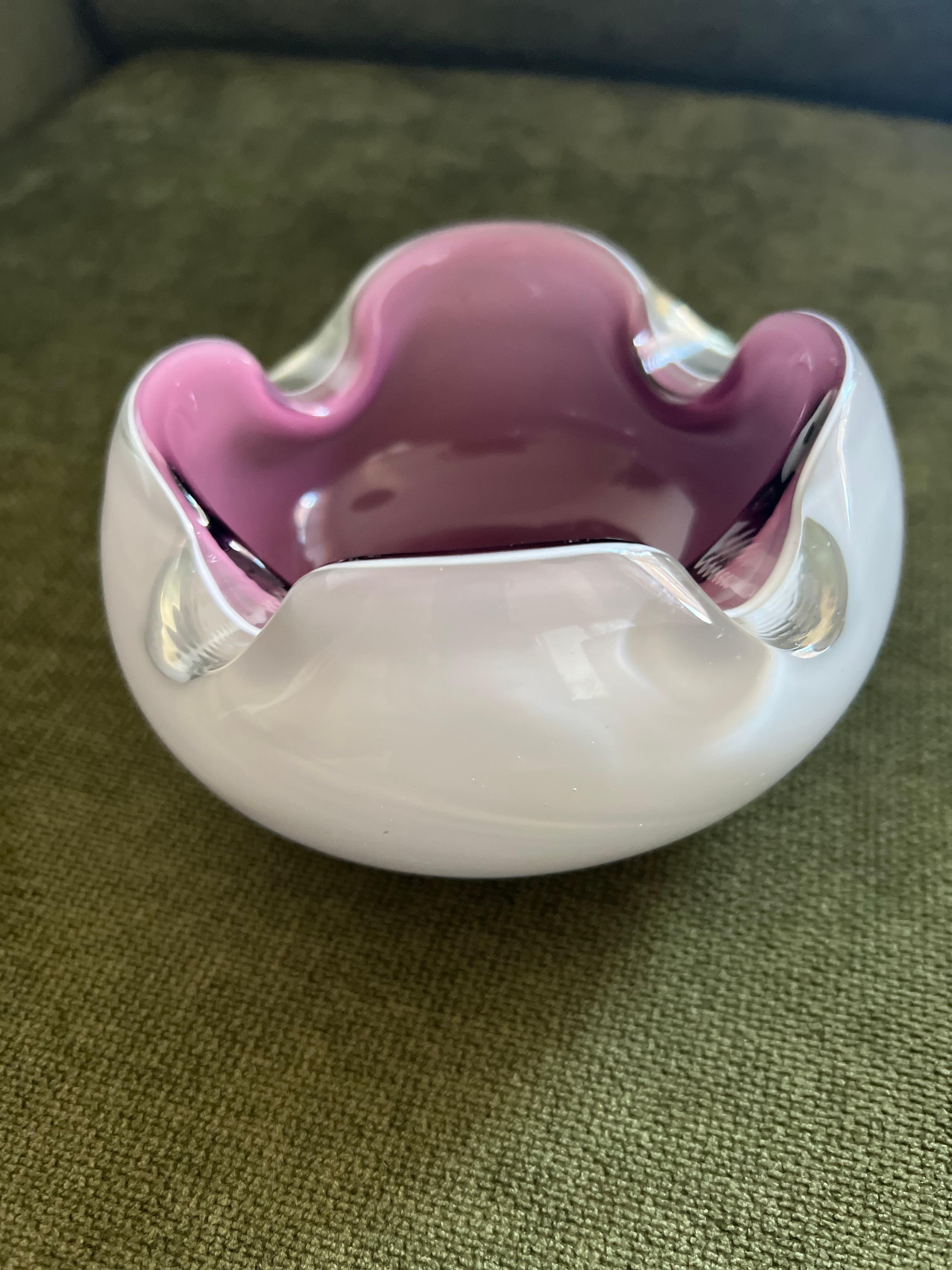 1960er Jahre VTG MCM Murano Weiß & Lila Kunstglas Aschenbecher / Trinket Dish, Italien im Angebot 2