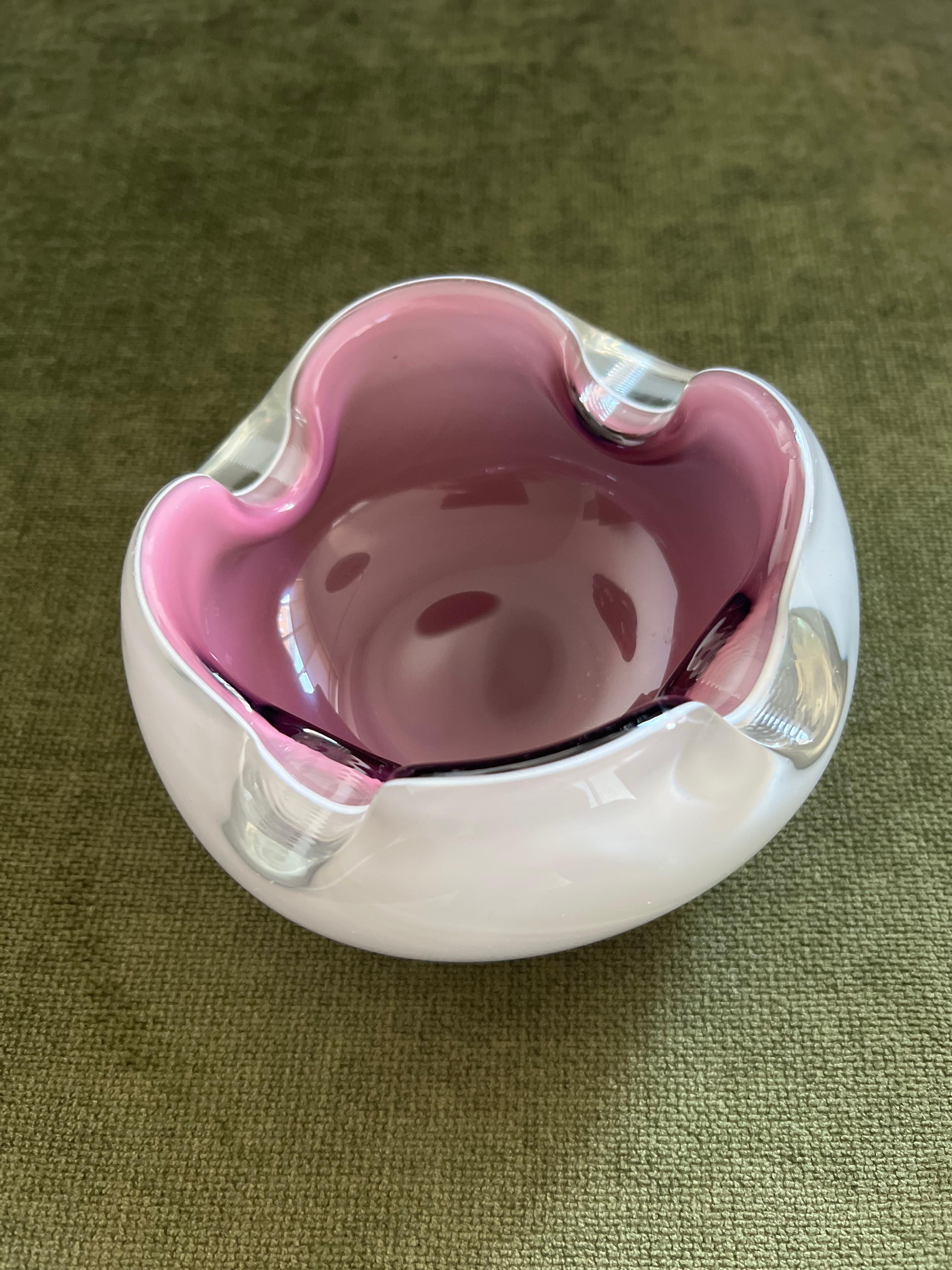 1960er Jahre VTG MCM Murano Weiß & Lila Kunstglas Aschenbecher / Trinket Dish, Italien im Angebot 3