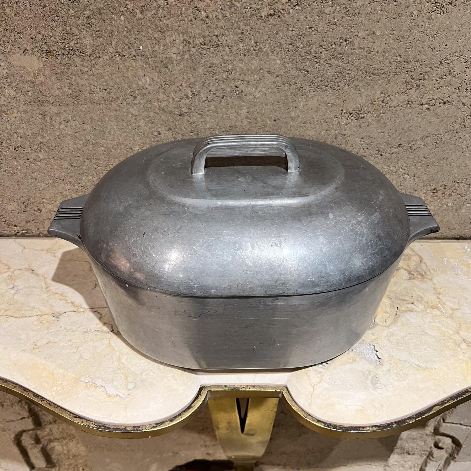
Vintage Sidney O’ Wagner Ware Magnalite 4265-p Roaster 
8 Qt Oval Roaster Dutch Oven with Lid
8 h x 16 w x 10.5 d Aluminum
maker stamped
Preowned original unrestored vintage condition
See all images provided.