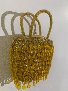 Bolso cesta con lentejuelas y cuentas facetadas en amarillo narciso de Walborg de los años 60