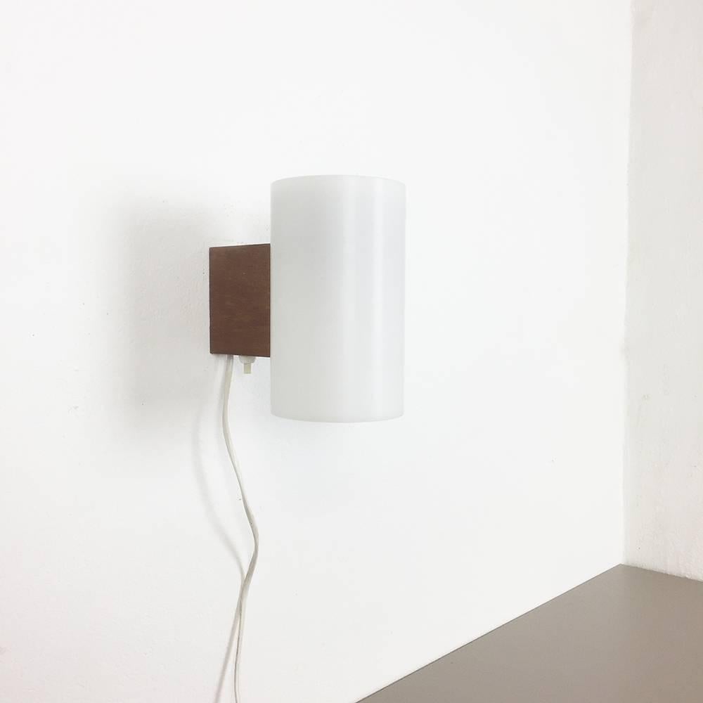 Article:

wall light


Producer:

Luxus Vittsjö, Sweden


Design:

Uno & Osten Kristiansson



Origin:

Sweden



Age:

1960s




  

Original 1960s wall light designed by Uno & Östen Kristiansson for LUXUS, Vittsjö in