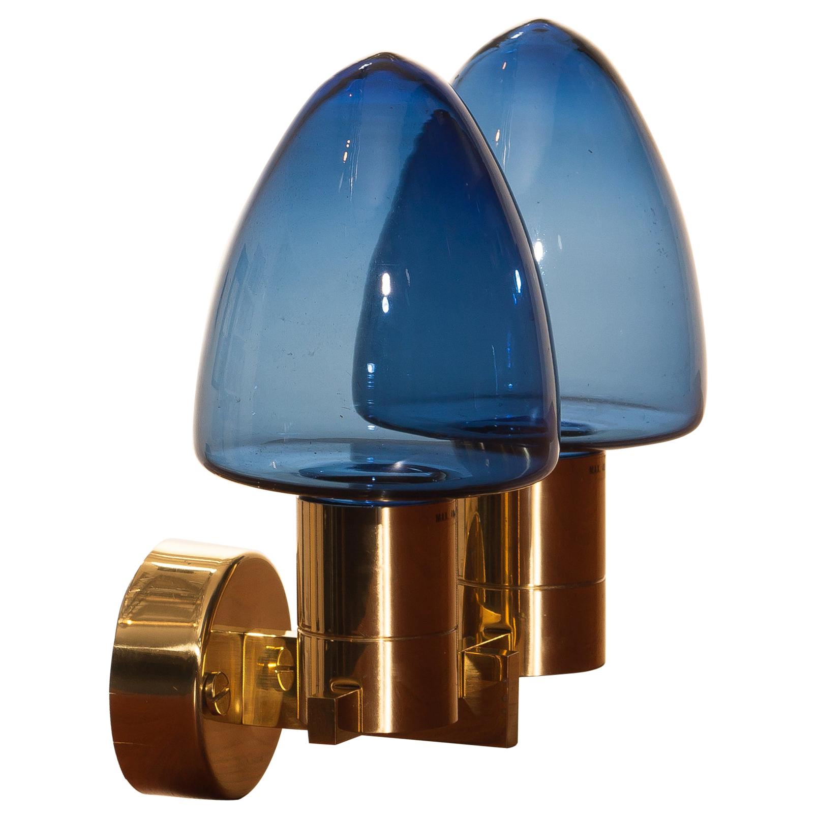 Beautiful wall light or sconce with two blue glass shades by Hans-Anne Jakobsson for Markaryd 1960.
This wall light is, except a hairline on the back plate, in good condition.
Technically 100%.
Including mounting plate and original