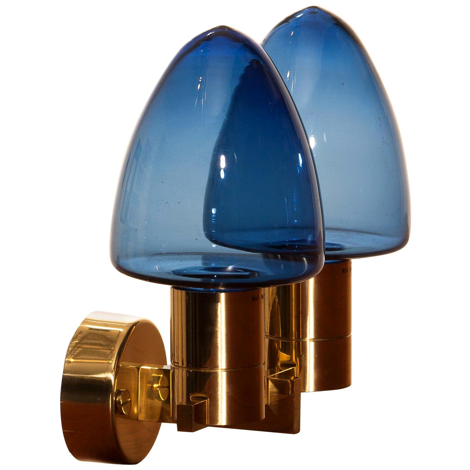 Beautiful wall light or sconce with two blue glass shades by Hans-Anne Jakobsson for Markaryd, 1960.
This wall light is, except a hairline on the back plate, in good condition.
Technically 100%.
Including mounting plate and original