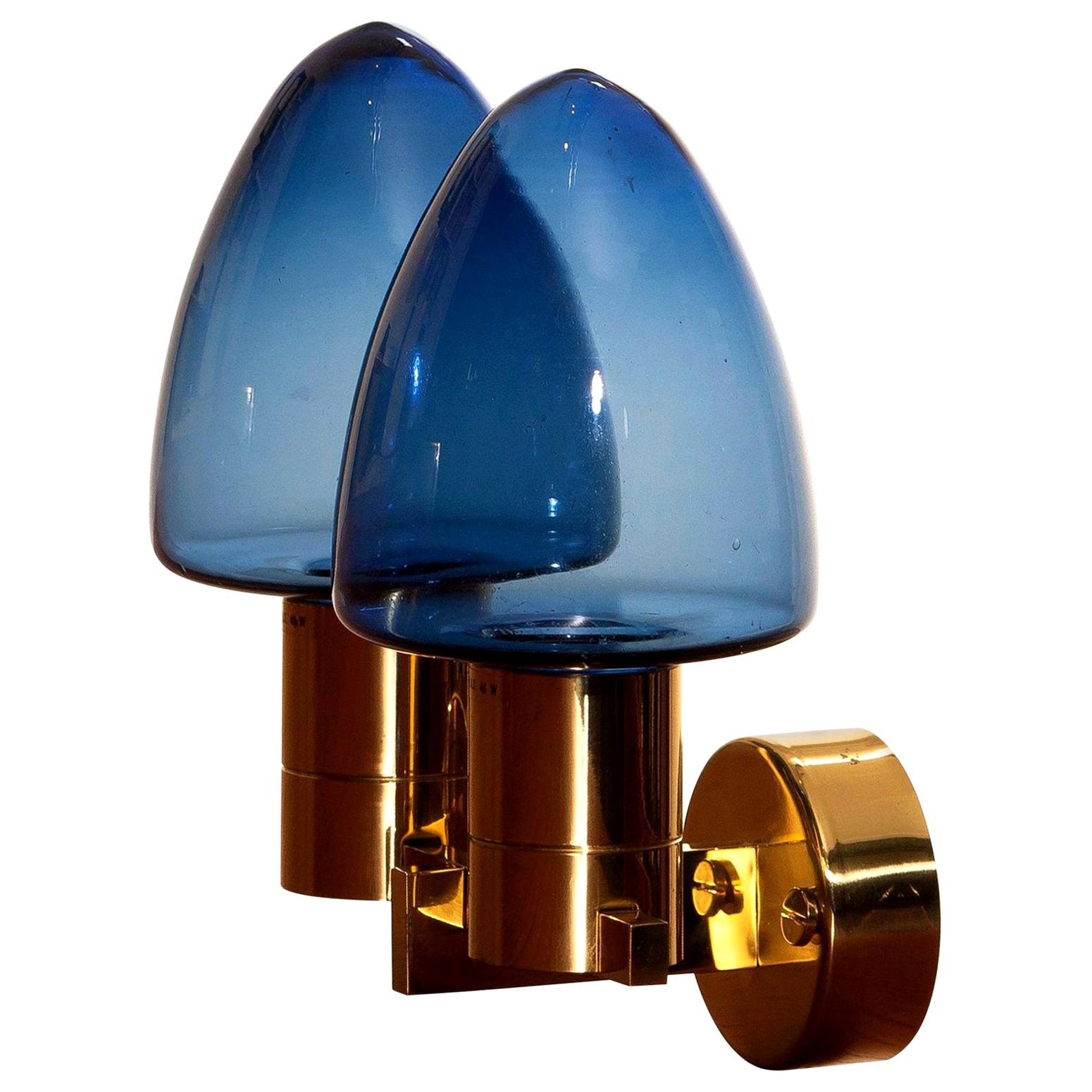 Beautiful wall light or sconce with two blue glass shades by Hans-Anne Jakobsson for Markaryd, 1960.
This wall light is, except a hairline on the back plate, in good condition.
Technically 100%.
Including mounting plate and original