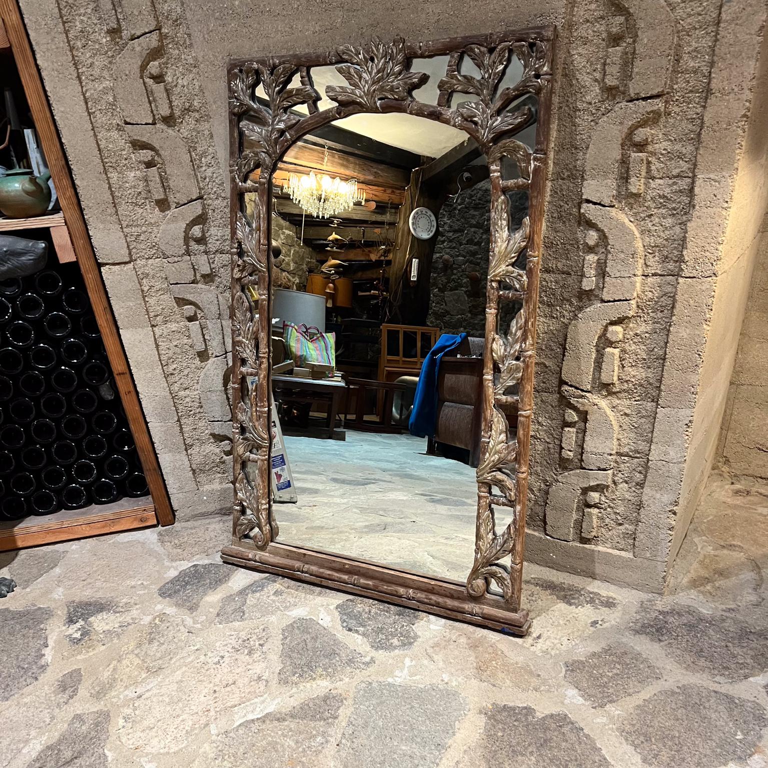 Espejo de pared de los años 60 Tallado a mano en imitación de bambú Estilo de Vivai del Sud mediados del siglo XX en venta