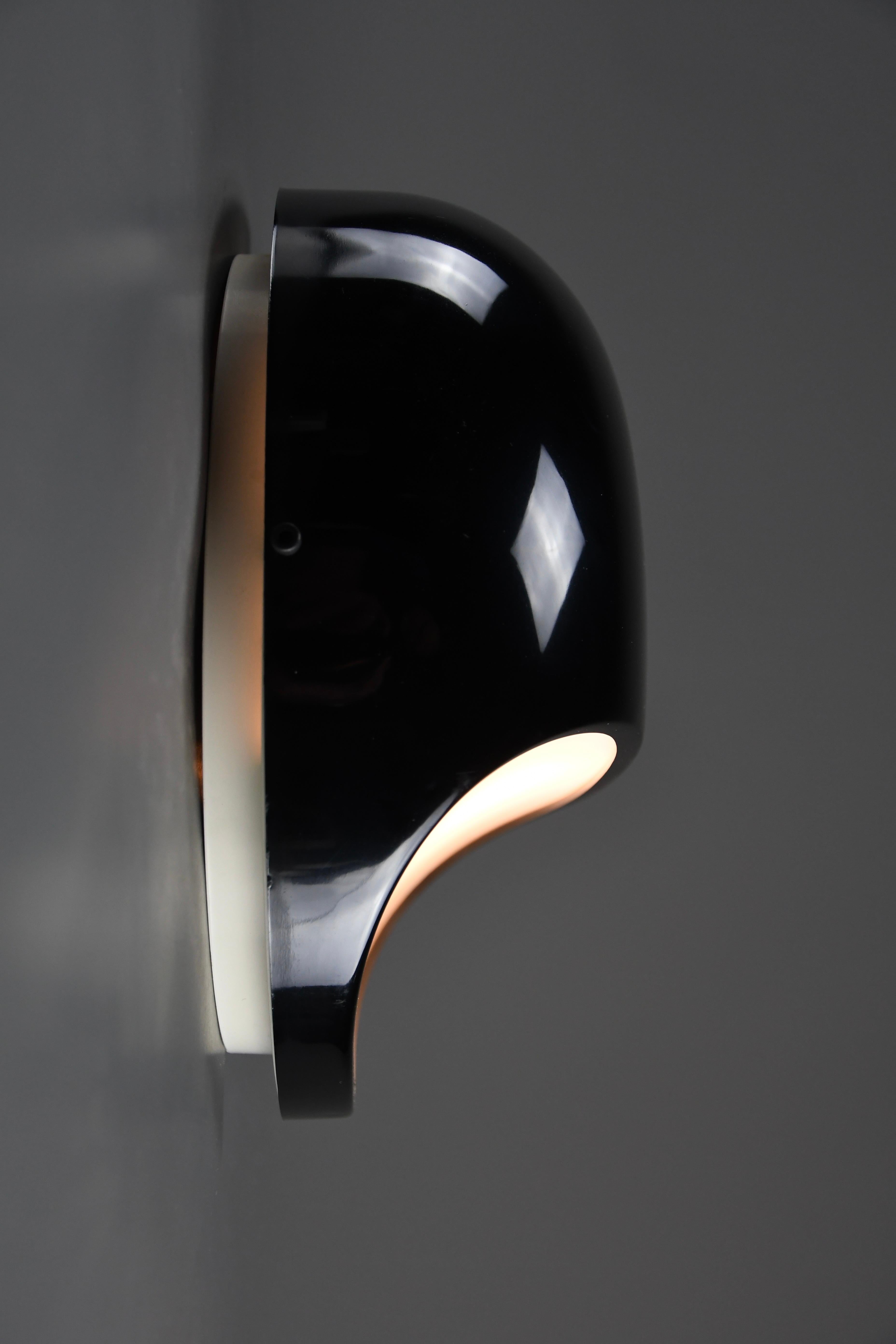 Lampada da parete o soffitto degli anni '60 di Gerd Lange per Kartell, Italia

Una rara e sorprendente lampada applique disegnata da Gerd Lange per Kartell negli anni Sessanta. Questo apparecchio scultoreo è un esempio di illuminazione modernista