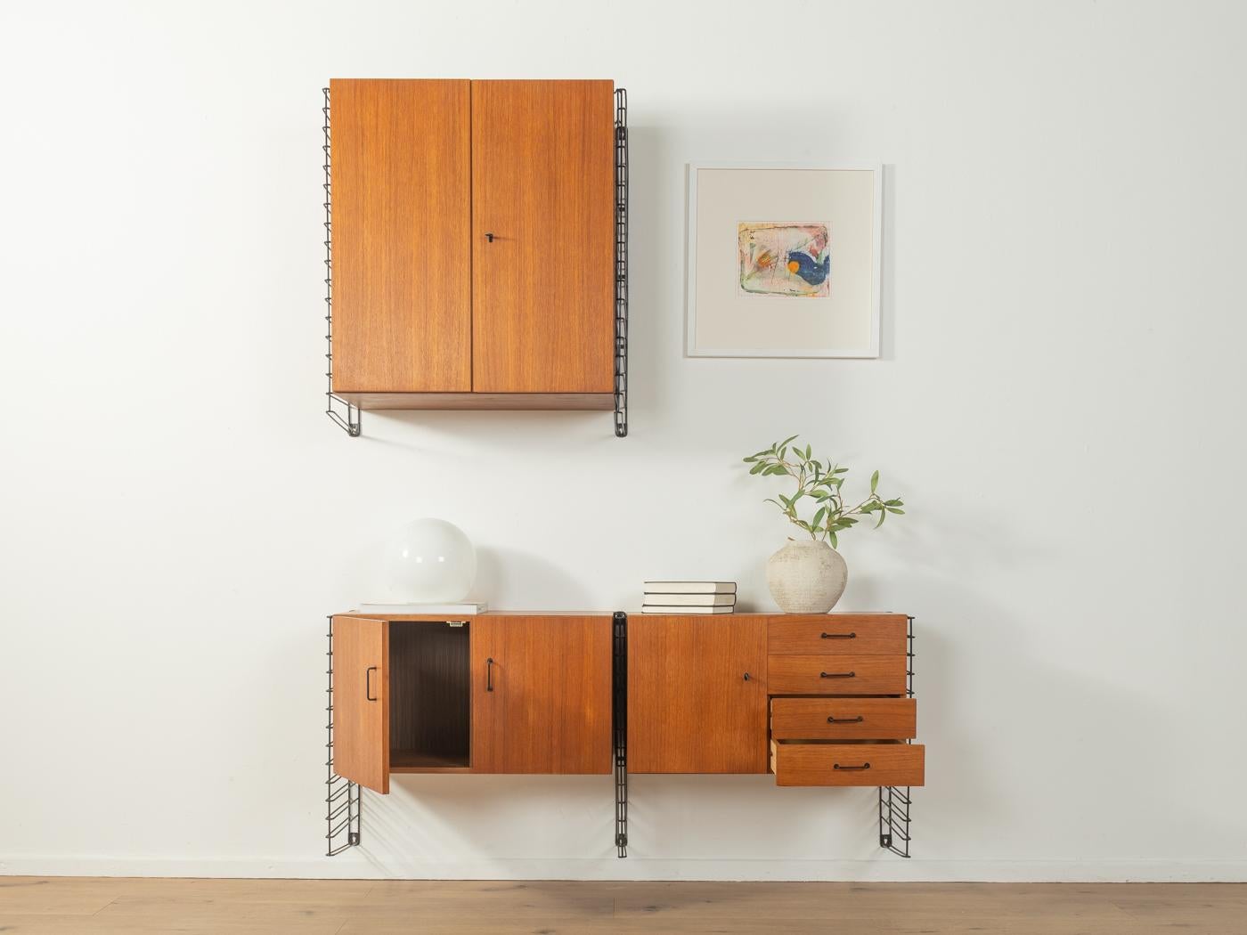 Etagère murale classique en placage de teck des années 1960, composée de cinq échelles en métal noir, de deux armoires à quatre portes, de trois étagères et d'une armoire à tiroirs.

Caractéristiques de qualité :
très bon travail
des matériaux de
