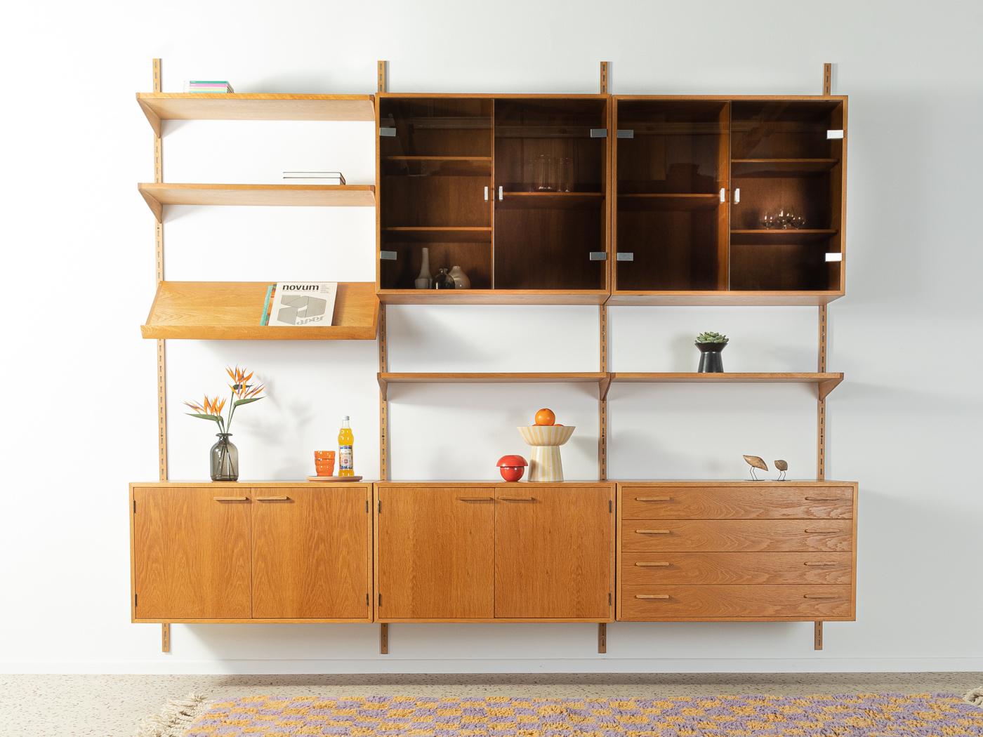 Classic shelving system by Kai Kristiansen for FM Møbler from the 1960s. The high-quality containers and shelves are veneered in oak. The system consists of four shelves, two container with doors, a container with four drawers, two container with