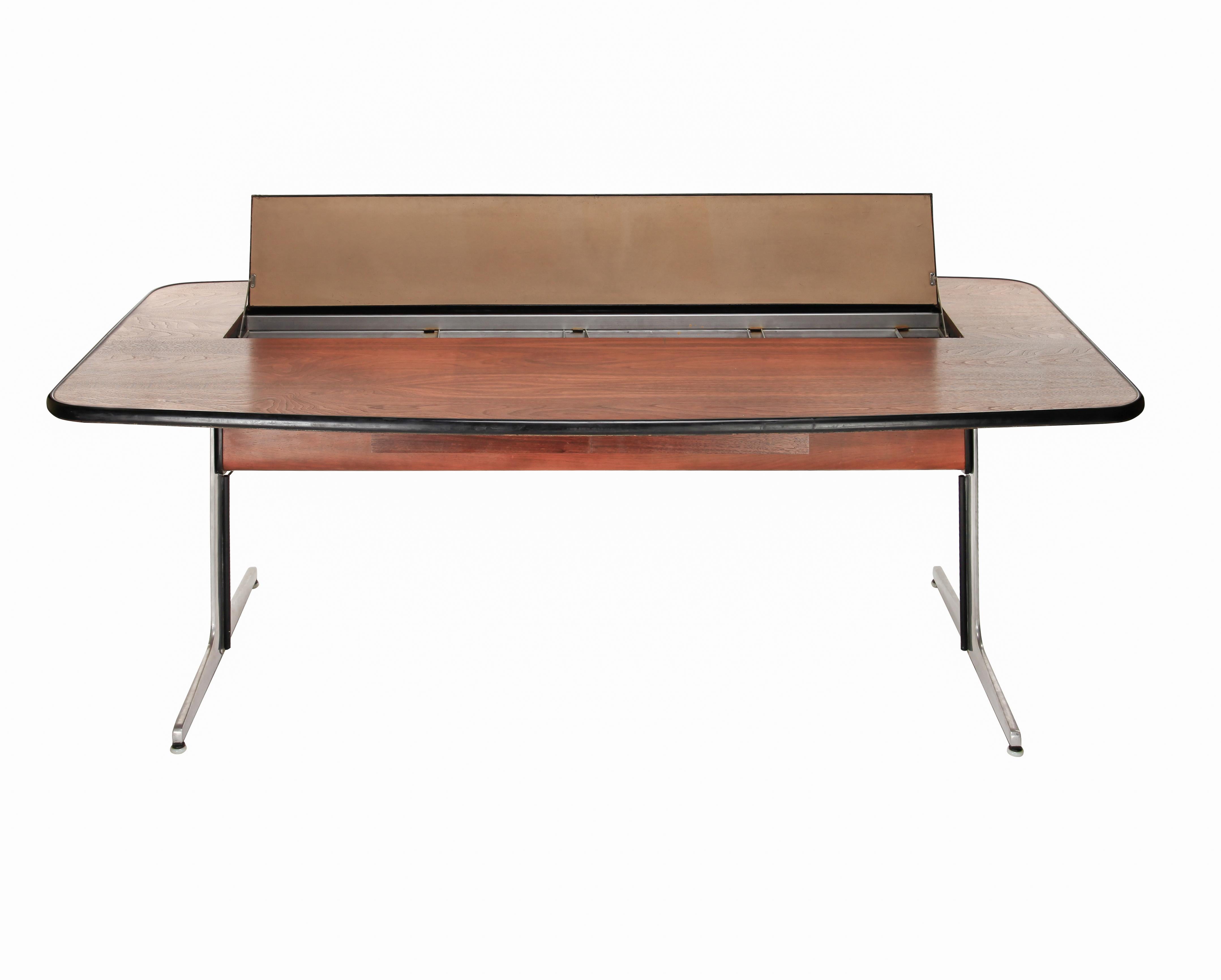 Schreibtisch aus Nussbaum und Leder aus den 1960er Jahren von George Nelson für Herman Miller (amerikanisch) im Angebot